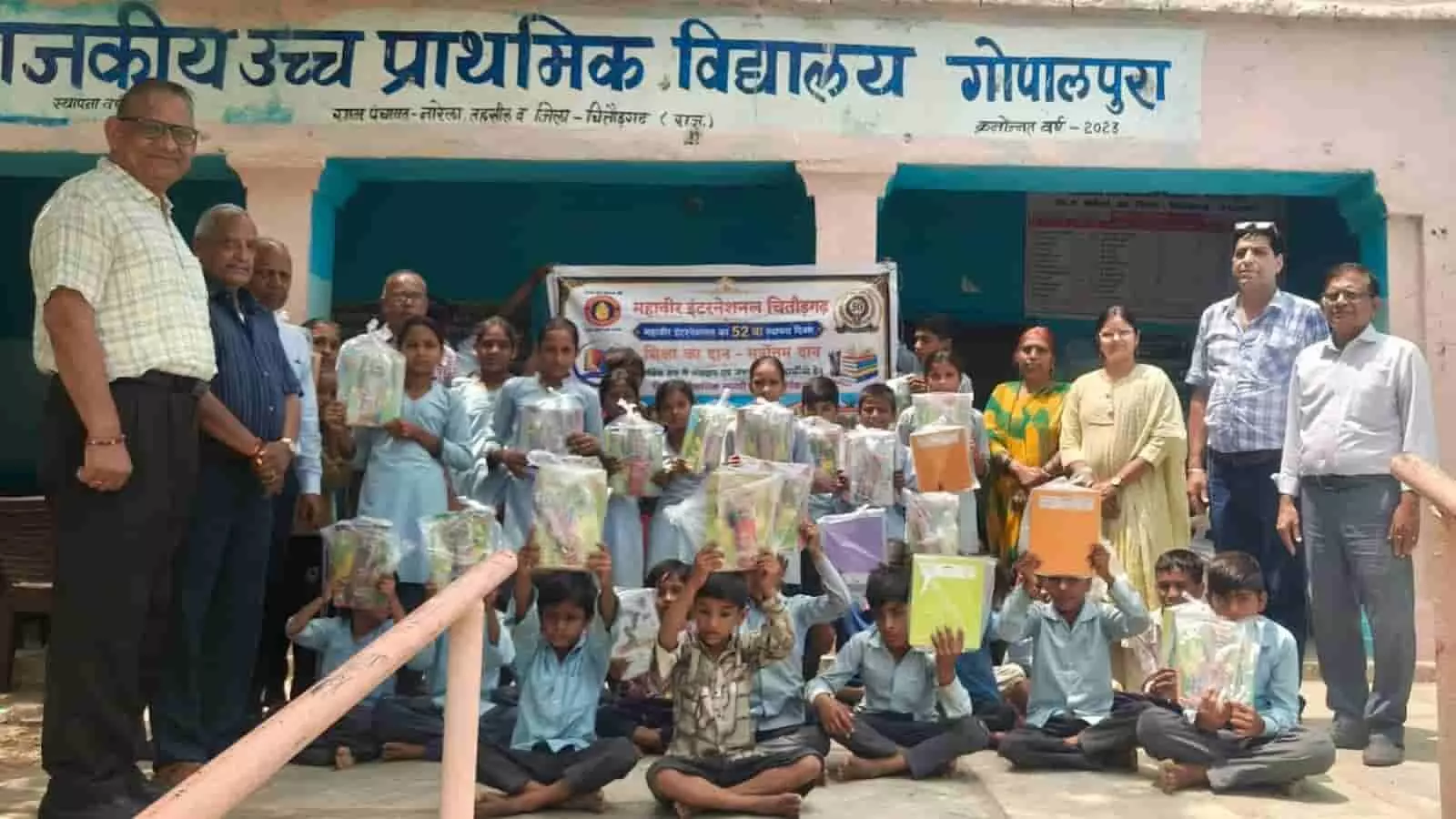 चित्तौड़गढ़ के विद्यालय में छात्र-छात्राओं को शिक्षण सामग्री वितरित करते हुए सदस्य।