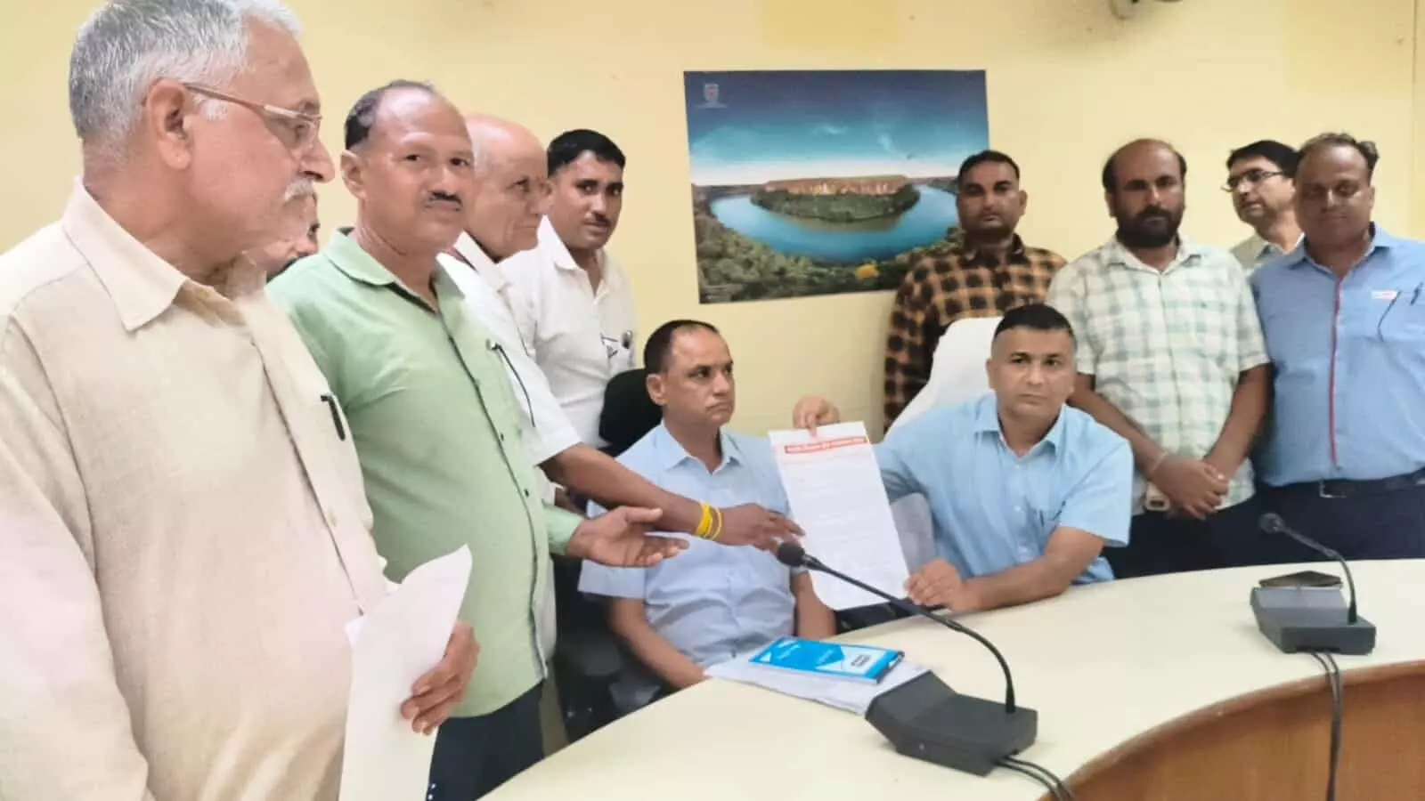 संभागीय आयुक्त कार्यालय में ज्ञापन सौंपते भारतीय किसान संघ के सदस्य और पदाधिकारी। संभागीय आयुक्त कार्यालय में ज्ञापन सौंपते भारतीय किसान संघ के सदस्य और पदाधिकारी।