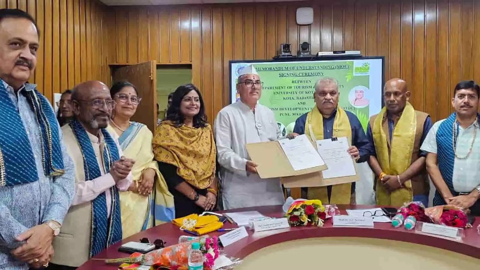 एमओयू पर हस्ताक्षर के बाद कोटा विश्वविद्यालय और एटीडीसी के अधिकारी उपस्थित हैं। एमओयू पर हस्ताक्षर के बाद कोटा विश्वविद्यालय और एटीडीसी के अधिकारी उपस्थित हैं।