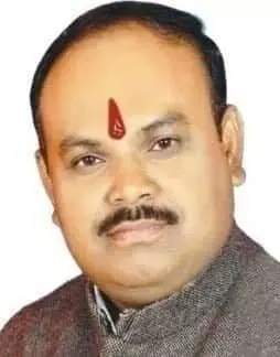 पत्र सौंपते मनोज दुबे कार्यालय में दिखाई दे रहे हैं। पत्र सौंपते मनोज दुबे कार्यालय में दिखाई दे रहे हैं।