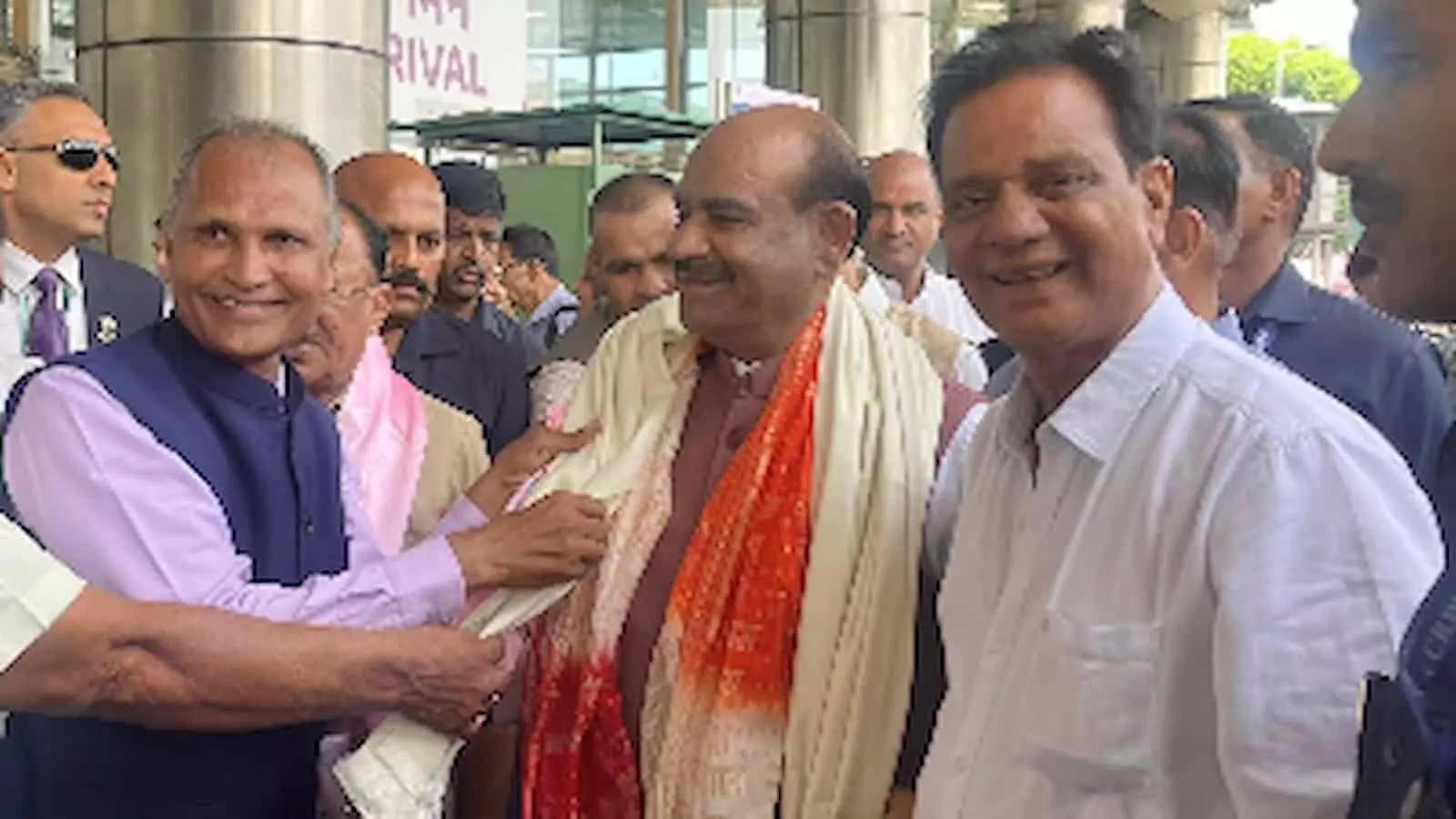 लोकसभा अध्यक्ष ओम बिरला का प्रतिनिधिमंडल द्वारा स्वागत किया जा रहा है। लोकसभा अध्यक्ष ओम बिरला का प्रतिनिधिमंडल द्वारा स्वागत किया जा रहा है।