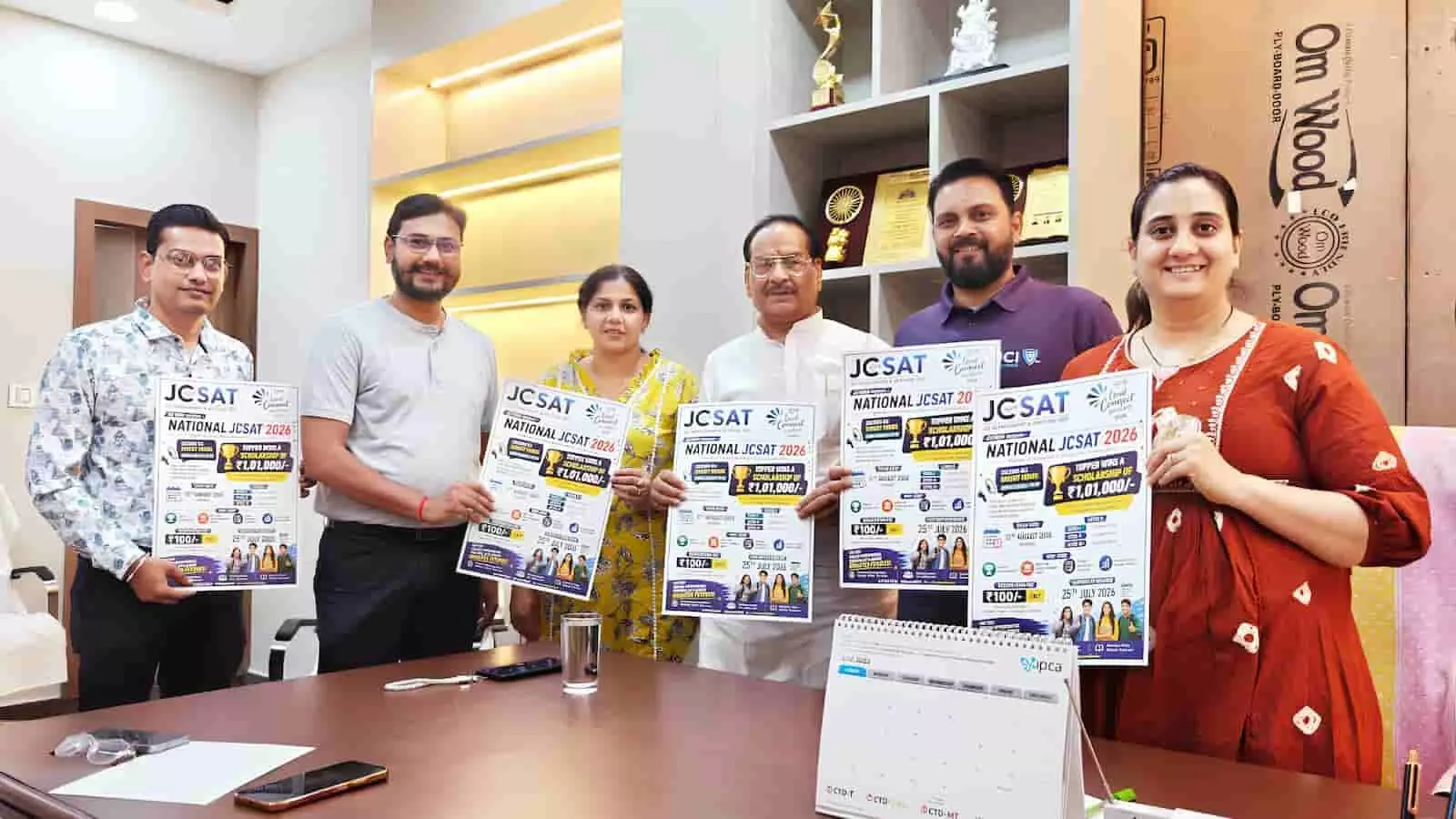 समाजसेवी राजेश बिरला और जेसीआई कोटा उड़ान की टीम परीक्षा पोस्टर के साथ। समाजसेवी राजेश बिरला और जेसीआई कोटा उड़ान की टीम परीक्षा पोस्टर के साथ।