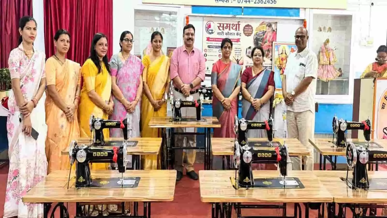 सिलाई मशीनों के साथ केंद्र के उद्घाटन में मौजूद अतिथि और आयोजक। सिलाई मशीनों के साथ केंद्र के उद्घाटन में मौजूद अतिथि और आयोजक।
