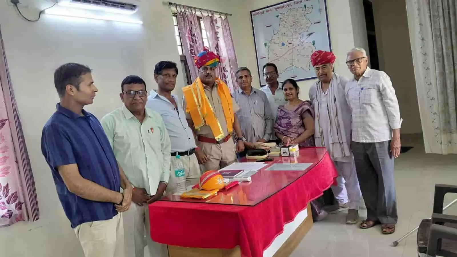 तस्वीर में भूपालसागर थाने में नवनियुक्त थानाधिकारी रणजीत सिंह का स्वागत करते भाजपा कार्यकर्ता दिख रहे हैं।