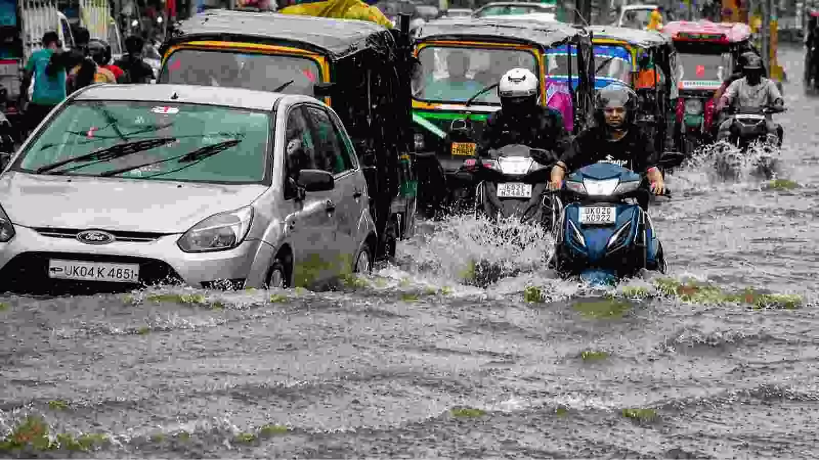 सड़कों पर भरे पानी के बीच से वाहन गुजरते हुए, उत्तर भारत में भारी बारिश। सड़कों पर भरे पानी के बीच से वाहन गुजरते हुए, उत्तर भारत में भारी बारिश।