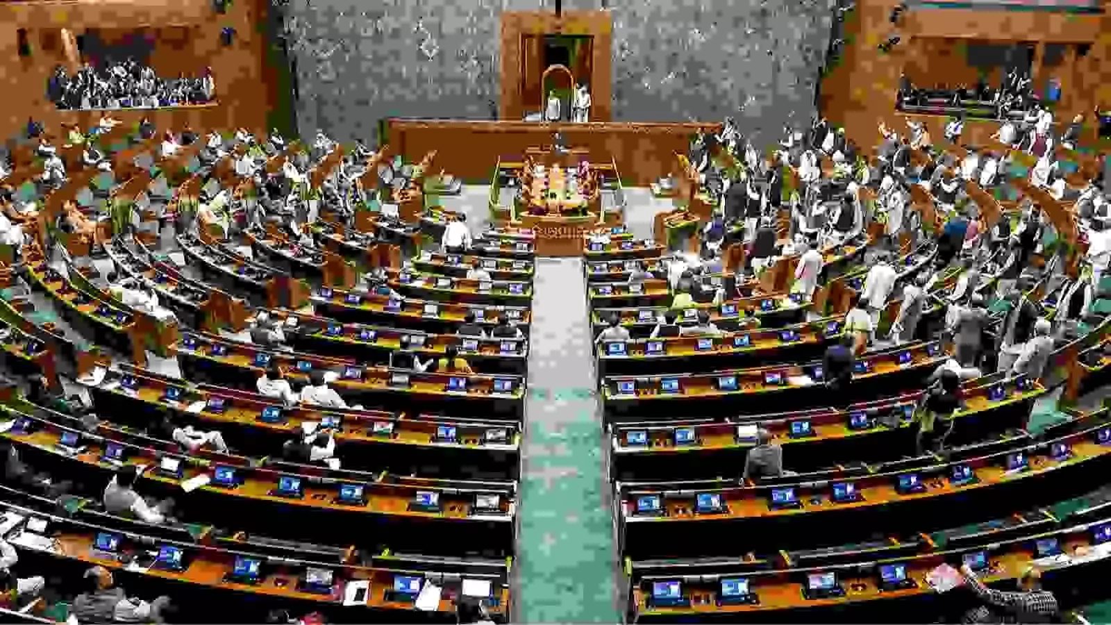 संसद भवन के भीतर लोकसभा का दृश्य जहां मानसून सत्र की कार्यवाही आयोजित होगी। संसद भवन के भीतर लोकसभा का दृश्य जहां मानसून सत्र की कार्यवाही आयोजित होगी।