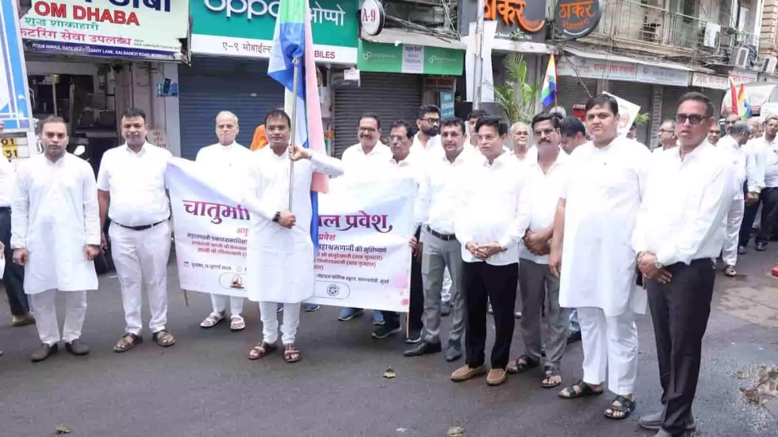 तेरापंथ धर्मसंघ के पदाधिकारी मुंबई में चातुर्मास मंगल प्रवेश रैली में शामिल हैं। तेरापंथ धर्मसंघ के पदाधिकारी मुंबई में चातुर्मास मंगल प्रवेश रैली में शामिल हैं।
