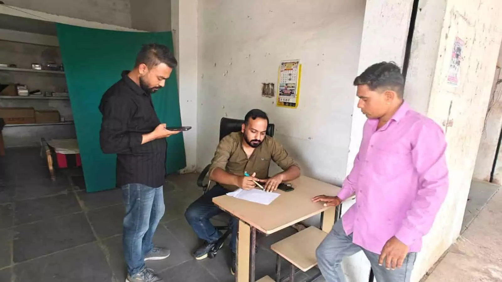 स्वास्थ्य विभाग के अधिकारी सलुम्बर के एक क्लीनिक में दस्तावेजों की जांच कर रहे हैं।