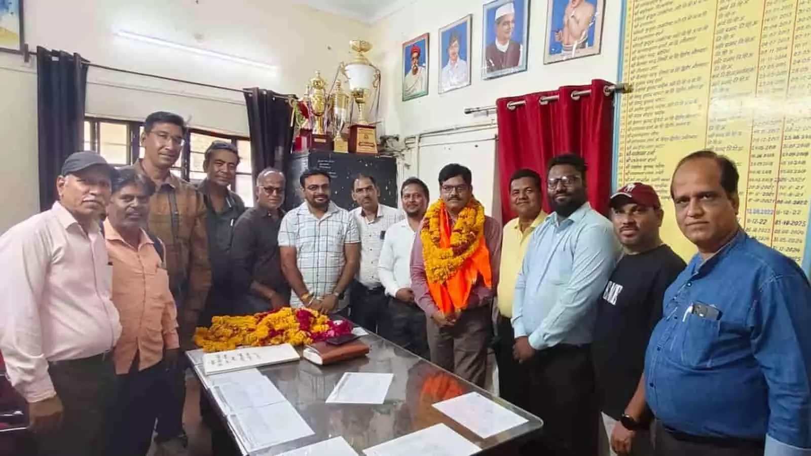 भीलवाड़ा में जिला शिक्षाधिकारी डॉ. रामेश्वर जीनगर का निजी स्कूल संचालकों द्वारा स्वागत किया जा रहा है। भीलवाड़ा में जिला शिक्षाधिकारी डॉ. रामेश्वर जीनगर का निजी स्कूल संचालकों द्वारा स्वागत किया जा रहा है।