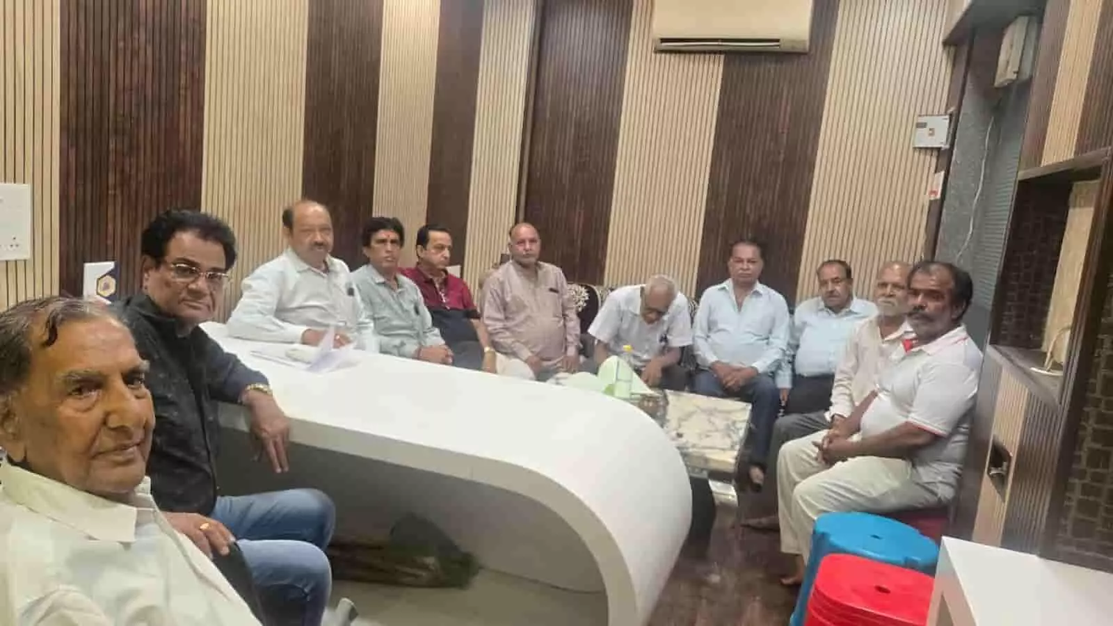 सिंधी सेंट्रल पंचायत के पदाधिकारी नाथद्वारा में चुनाव संबंधी बैठक में चर्चा कर रहे हैं। सिंधी सेंट्रल पंचायत के पदाधिकारी नाथद्वारा में चुनाव संबंधी बैठक में चर्चा कर रहे हैं।