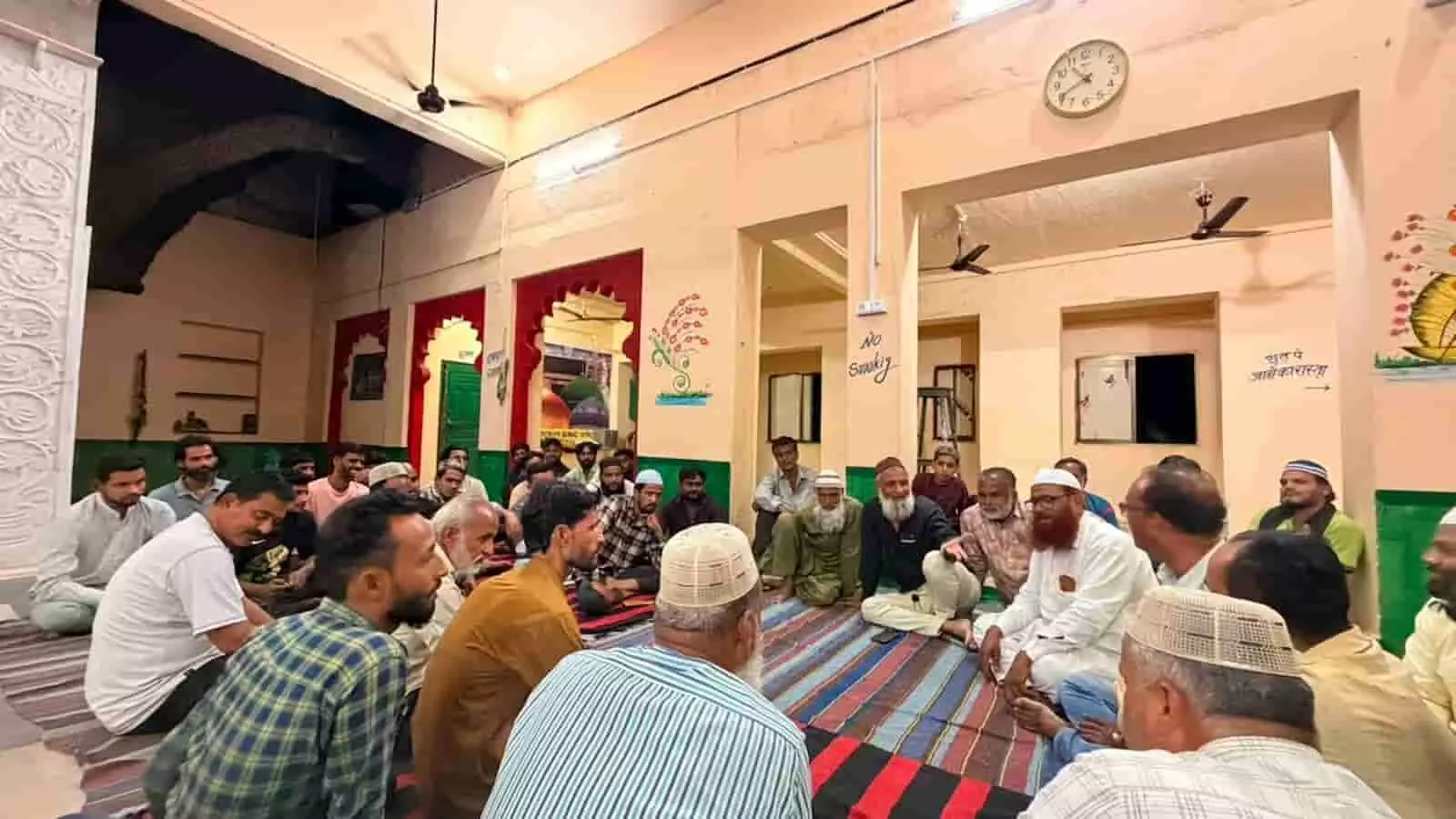 दरगाह कमेटी के सदस्य आमेट स्थित दरगाह शरीफ में उर्स की बैठक कर रहे हैं। दरगाह कमेटी के सदस्य आमेट स्थित दरगाह शरीफ में उर्स की बैठक कर रहे हैं।