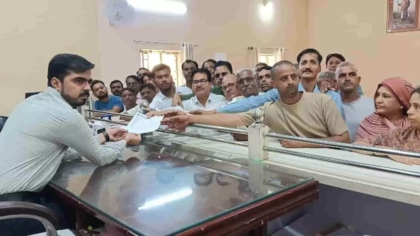 उपखंड अधिकारी को ज्ञापन सौंपते हुए जीनगर समाज के लोग भीलवाड़ा में। उपखंड अधिकारी को ज्ञापन सौंपते हुए जीनगर समाज के लोग भीलवाड़ा में।