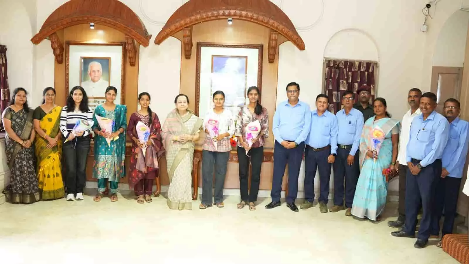 तस्वीर में सुहासिनीदेवी घाटगे और पतसंस्था पदाधिकारी मेधावी विद्यार्थियों के साथ खड़े हैं। तस्वीर में सुहासिनीदेवी घाटगे और पतसंस्था पदाधिकारी मेधावी विद्यार्थियों के साथ खड़े हैं।