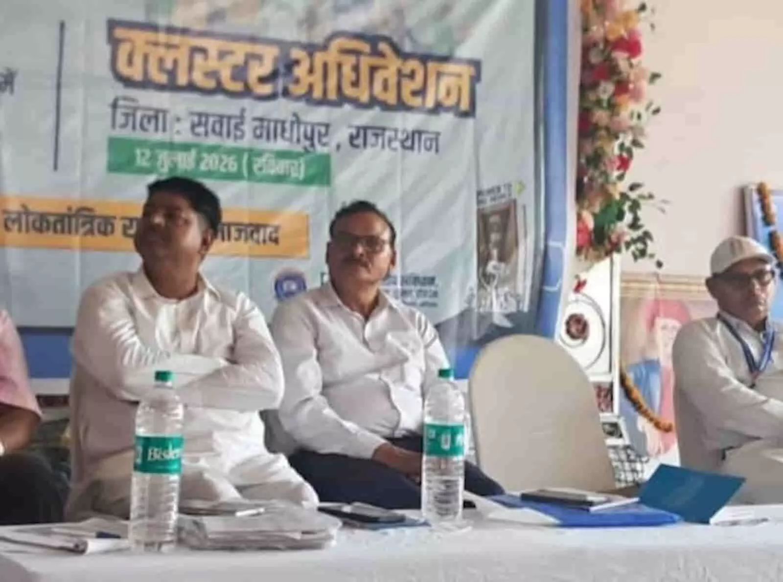 सवाई माधोपुर के क्लस्टर अधिवेशन में मंच पर बैठे हुए समाज के पदाधिकारी। सवाई माधोपुर के क्लस्टर अधिवेशन में मंच पर बैठे हुए समाज के पदाधिकारी।
