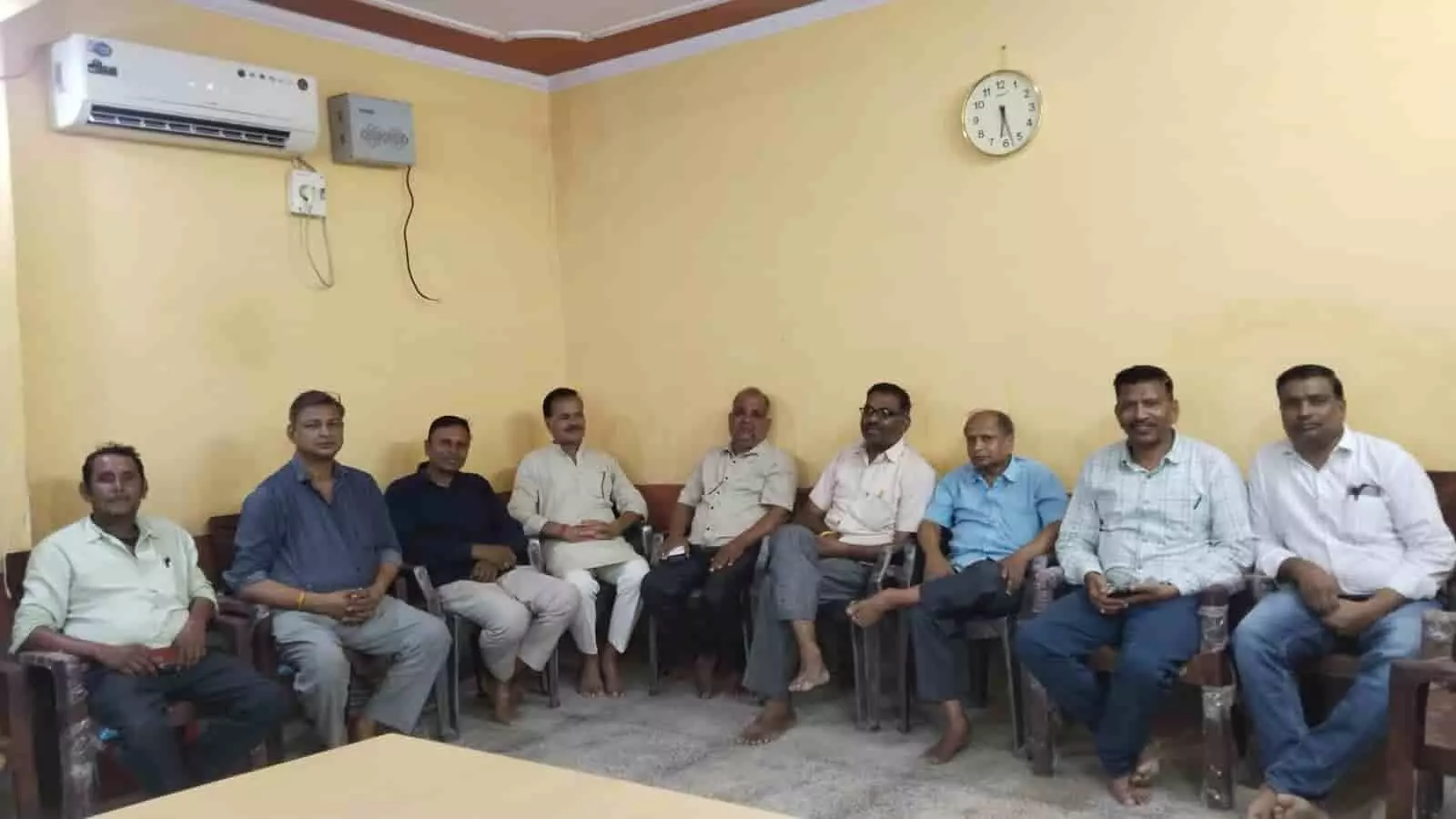 कुर्सियों पर बैठे हुए अग्रवाल समाज के पुरुष पदाधिकारी हिंडौन सिटी की बैठक में शामिल हैं। कुर्सियों पर बैठे हुए अग्रवाल समाज के पुरुष पदाधिकारी हिंडौन सिटी की बैठक में शामिल हैं।