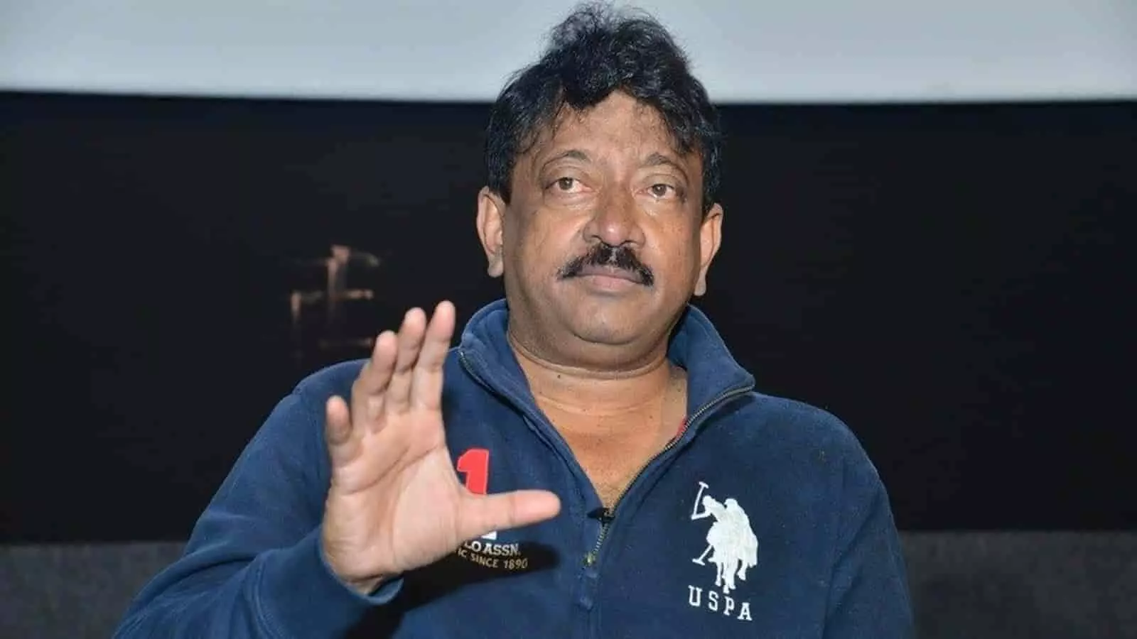 तस्वीर में फिल्म निर्माता राम गोपाल वर्मा एक इवेंट के दौरान अपनी बात रखते हुए। तस्वीर में फिल्म निर्माता राम गोपाल वर्मा एक इवेंट के दौरान अपनी बात रखते हुए।