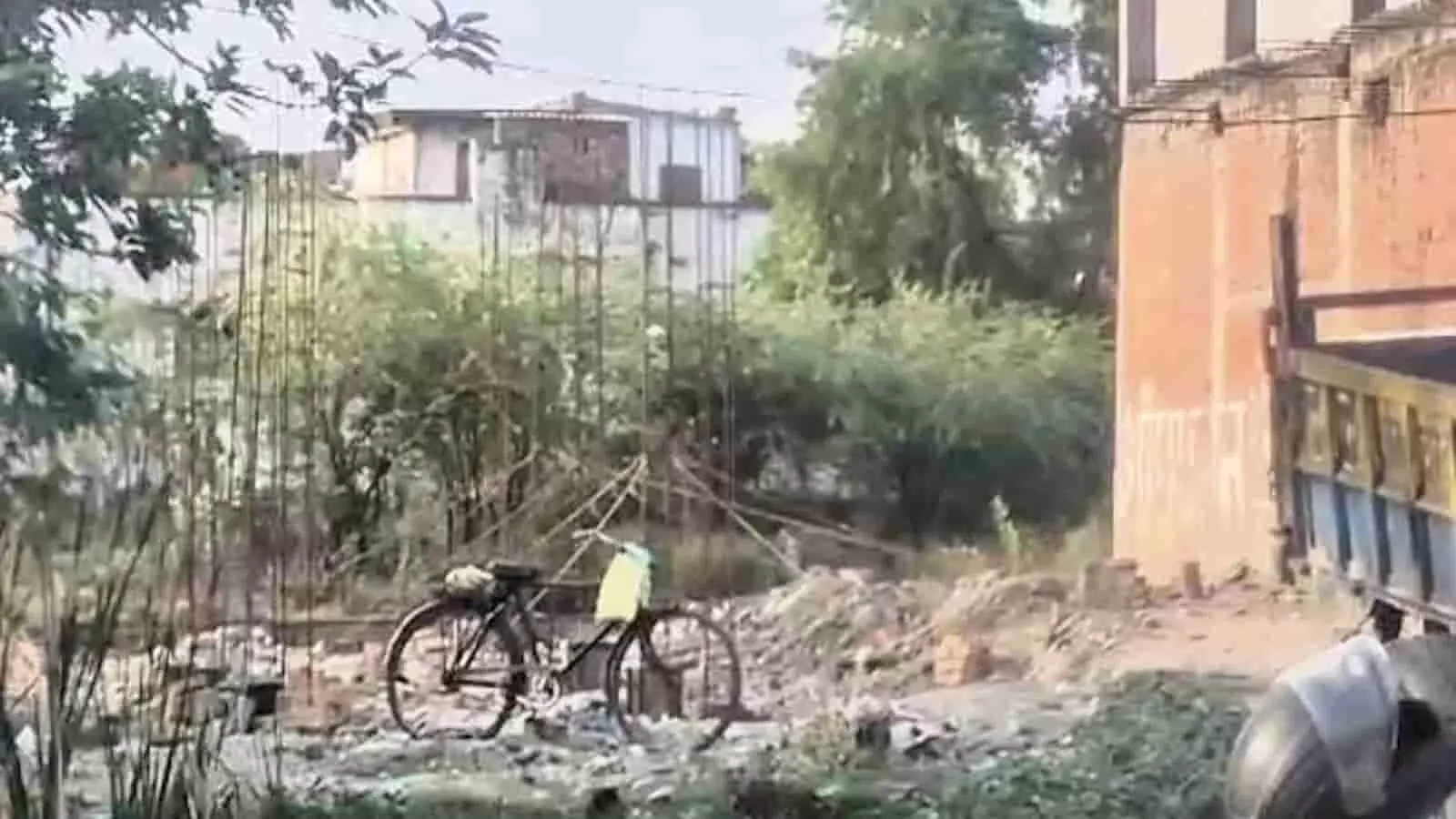 तस्वीर में निर्माणाधीन स्थल पर खड़ी साइकिल चंदौली के नाला क्षेत्र में दिख रही है। तस्वीर में निर्माणाधीन स्थल पर खड़ी साइकिल चंदौली के नाला क्षेत्र में दिख रही है।