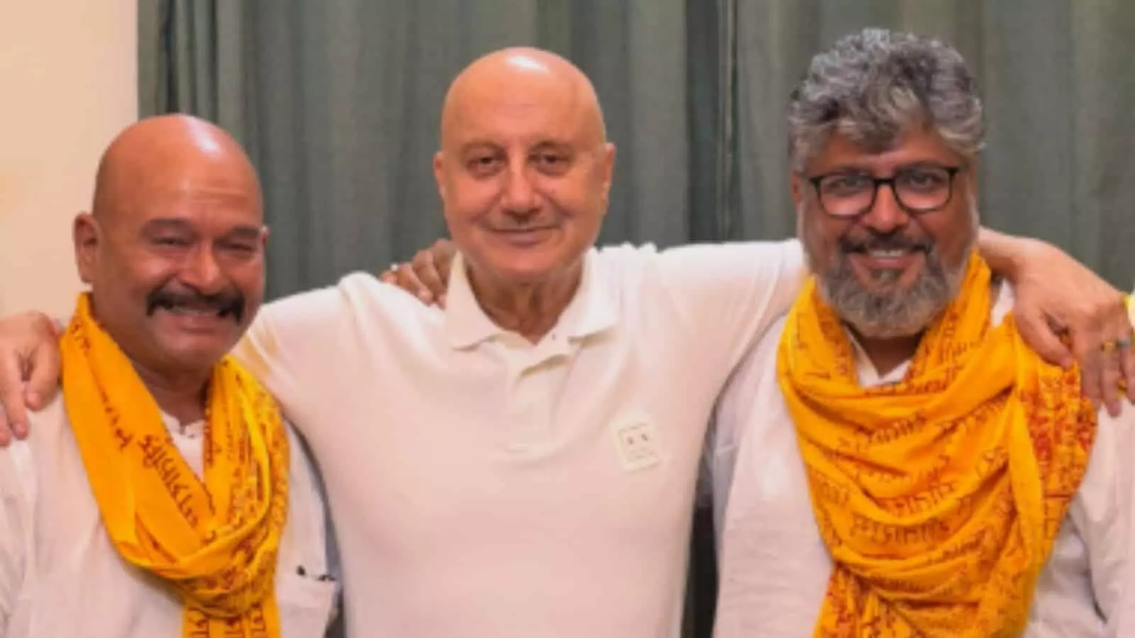 अभिनेता अनुपम खेर फिल्म टीम के सदस्यों के साथ अयोध्या में मुस्कुराते हुए खड़े हैं। अभिनेता अनुपम खेर फिल्म टीम के सदस्यों के साथ अयोध्या में मुस्कुराते हुए खड़े हैं।