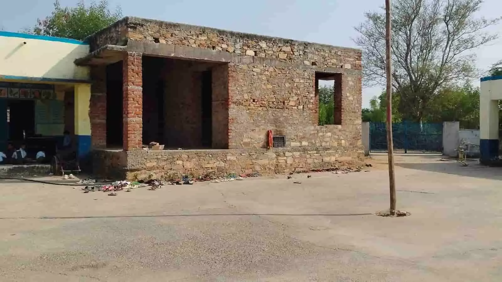 तस्वीर में राजकीय उच्च प्राथमिक विद्यालय का अधूरा बना ईंट-पत्थरों का ढांचा दिखाई दे रहा है। तस्वीर में राजकीय उच्च प्राथमिक विद्यालय का अधूरा बना ईंट-पत्थरों का ढांचा दिखाई दे रहा है।