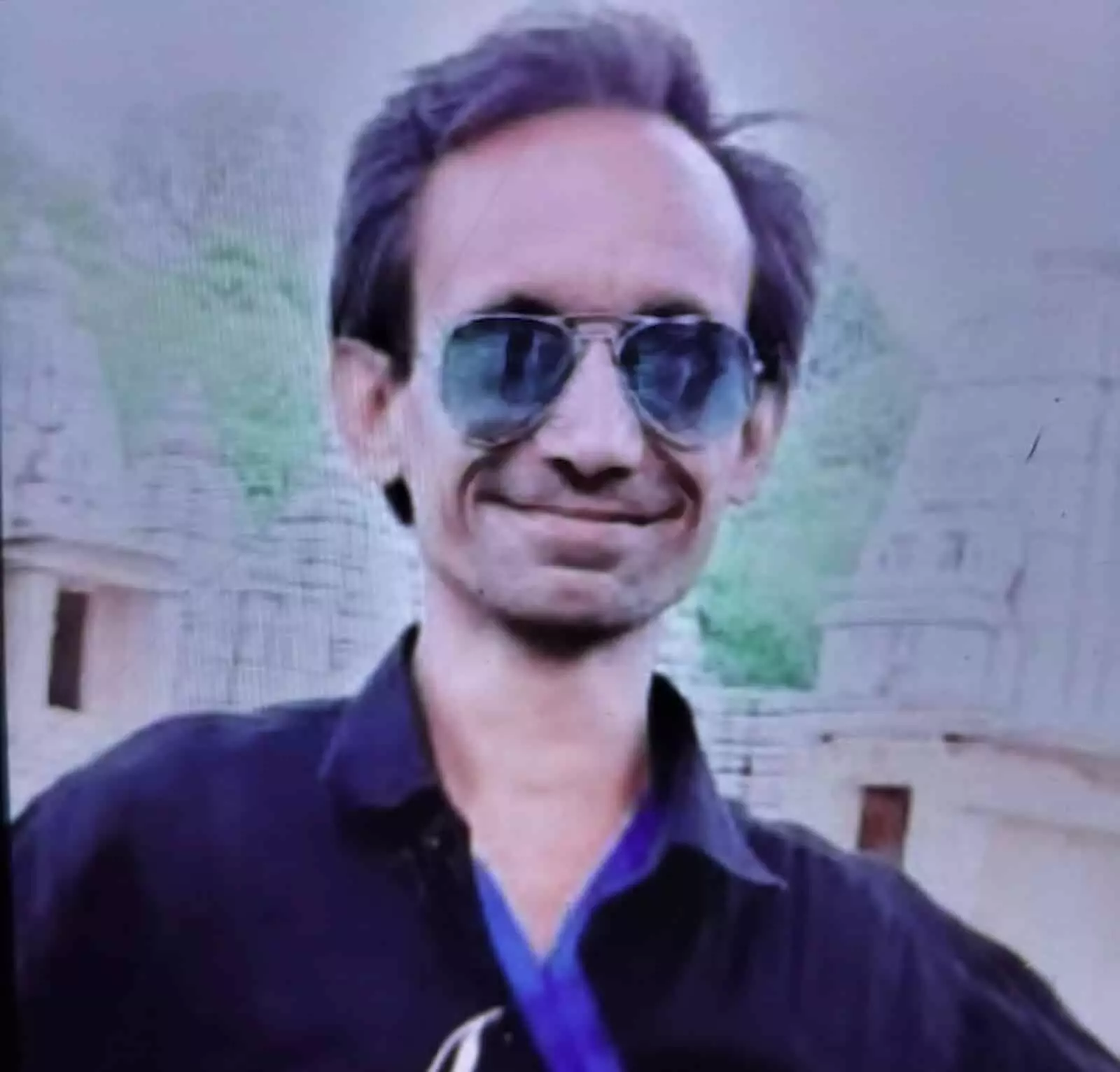तस्वीर में चश्मा और काली कमीज पहने हुए अशोक कुमार शर्मा बाहर खड़े हैं। तस्वीर में चश्मा और काली कमीज पहने हुए अशोक कुमार शर्मा बाहर खड़े हैं।