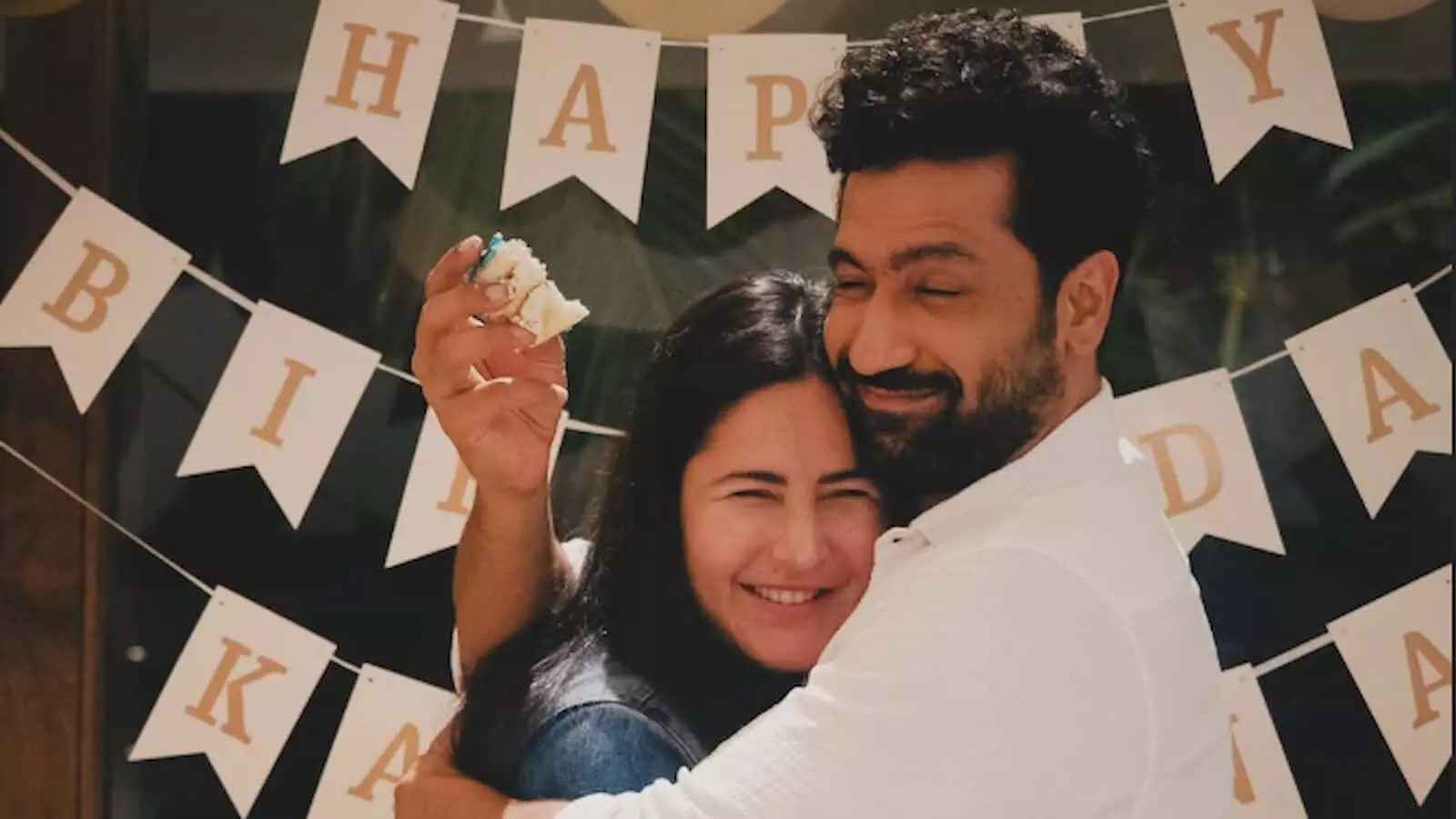 विक्की कौशल और कटरीना कैफ जन्मदिन के मौके पर एक-दूसरे को गले लगा रहे हैं। विक्की कौशल और कटरीना कैफ जन्मदिन के मौके पर एक-दूसरे को गले लगा रहे हैं।