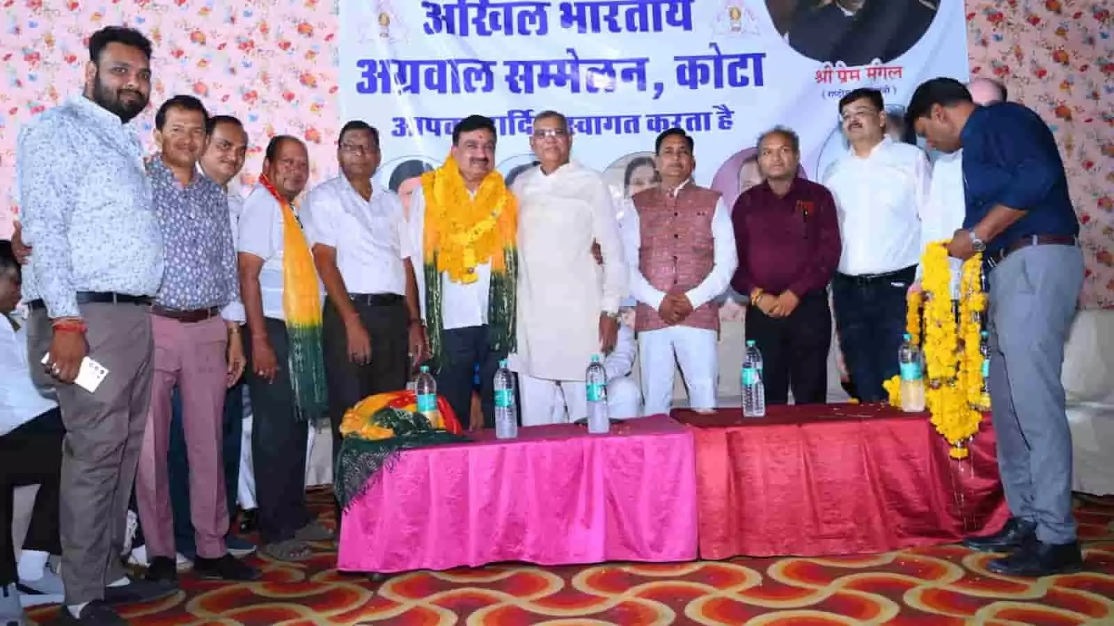 मंच पर खड़े अग्रवाल सम्मेलन के पदाधिकारी बारां में आयोजित स्नेह मिलन समारोह के दौरान। मंच पर खड़े अग्रवाल सम्मेलन के पदाधिकारी बारां में आयोजित स्नेह मिलन समारोह के दौरान।
