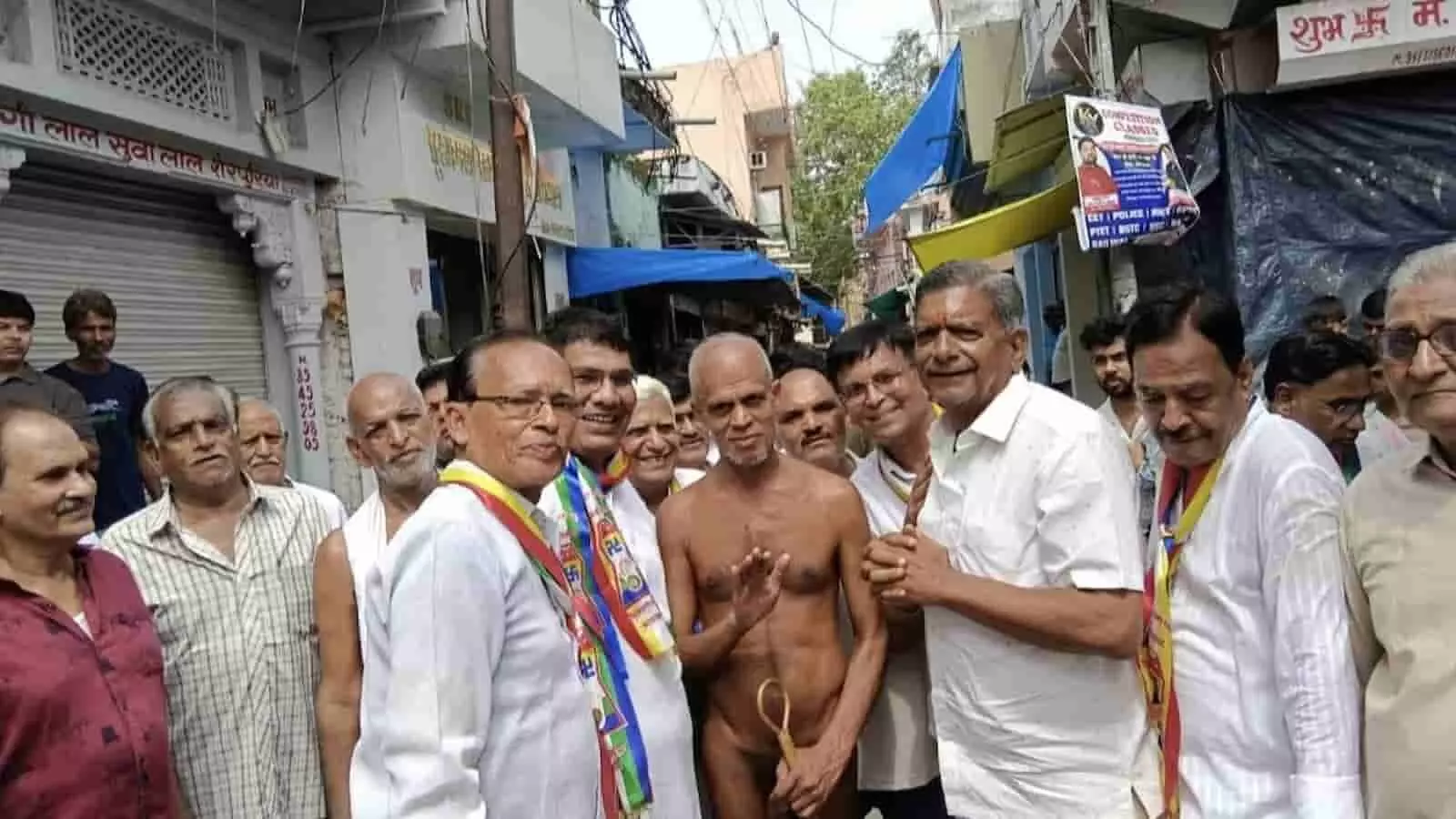 बारां की सड़क पर जैन मुनि के साथ खड़े श्रद्धालुओं का समूह चातुर्मास प्रवेश कार्यक्रम के दौरान। बारां की सड़क पर जैन मुनि के साथ खड़े श्रद्धालुओं का समूह चातुर्मास प्रवेश कार्यक्रम के दौरान।