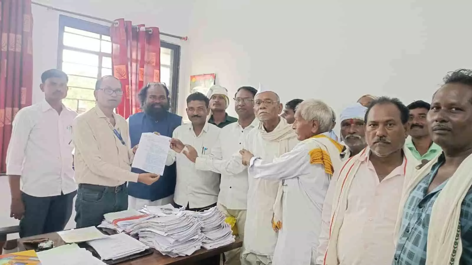 तस्वीर में दिख रहे संगठन के लोग चंद्रपुर में सरकारी कार्यालय के भीतर अधिकारी को ज्ञापन सौंप रहे हैं। तस्वीर में दिख रहे संगठन के लोग चंद्रपुर में सरकारी कार्यालय के भीतर अधिकारी को ज्ञापन सौंप रहे हैं।