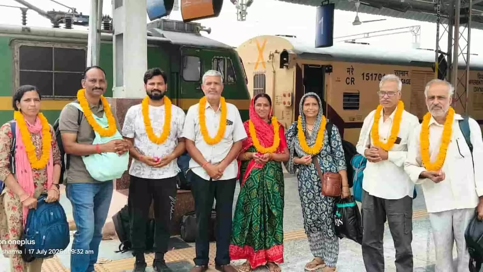 बयाना रेलवे स्टेशन के प्लेटफॉर्म पर फूलों की माला पहने खड़े आठ श्रद्धालु। बयाना रेलवे स्टेशन के प्लेटफॉर्म पर फूलों की माला पहने खड़े आठ श्रद्धालु।