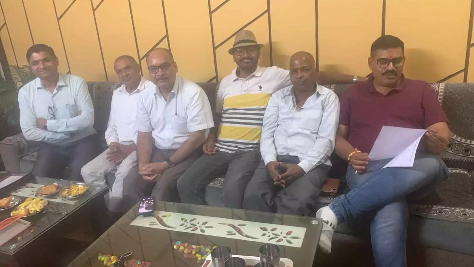 मोड़ कलाल समाज के प्रतिनिधि एक बैठक में सोफे पर चर्चा कर रहे हैं। मोड़ कलाल समाज के प्रतिनिधि एक बैठक में सोफे पर चर्चा कर रहे हैं।