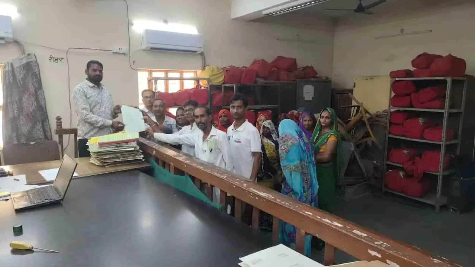 तस्वीर में बयाना के प्रशासनिक कार्यालय के भीतर नागरिक अधिकारी को ज्ञापन सौंपते हुए दिख रहे हैं। तस्वीर में बयाना के प्रशासनिक कार्यालय के भीतर नागरिक अधिकारी को ज्ञापन सौंपते हुए दिख रहे हैं।