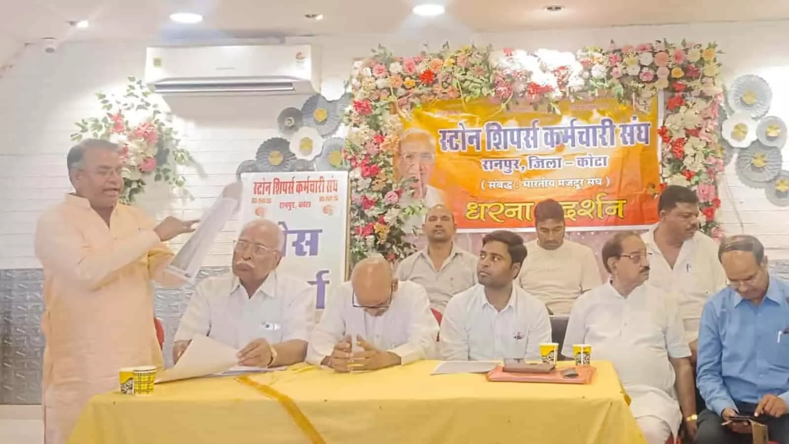 स्टोन शिपर्स कर्मचारी संघ के पदाधिकारी कोटा में एक बैठक करते हुए। स्टोन शिपर्स कर्मचारी संघ के पदाधिकारी कोटा में एक बैठक करते हुए।