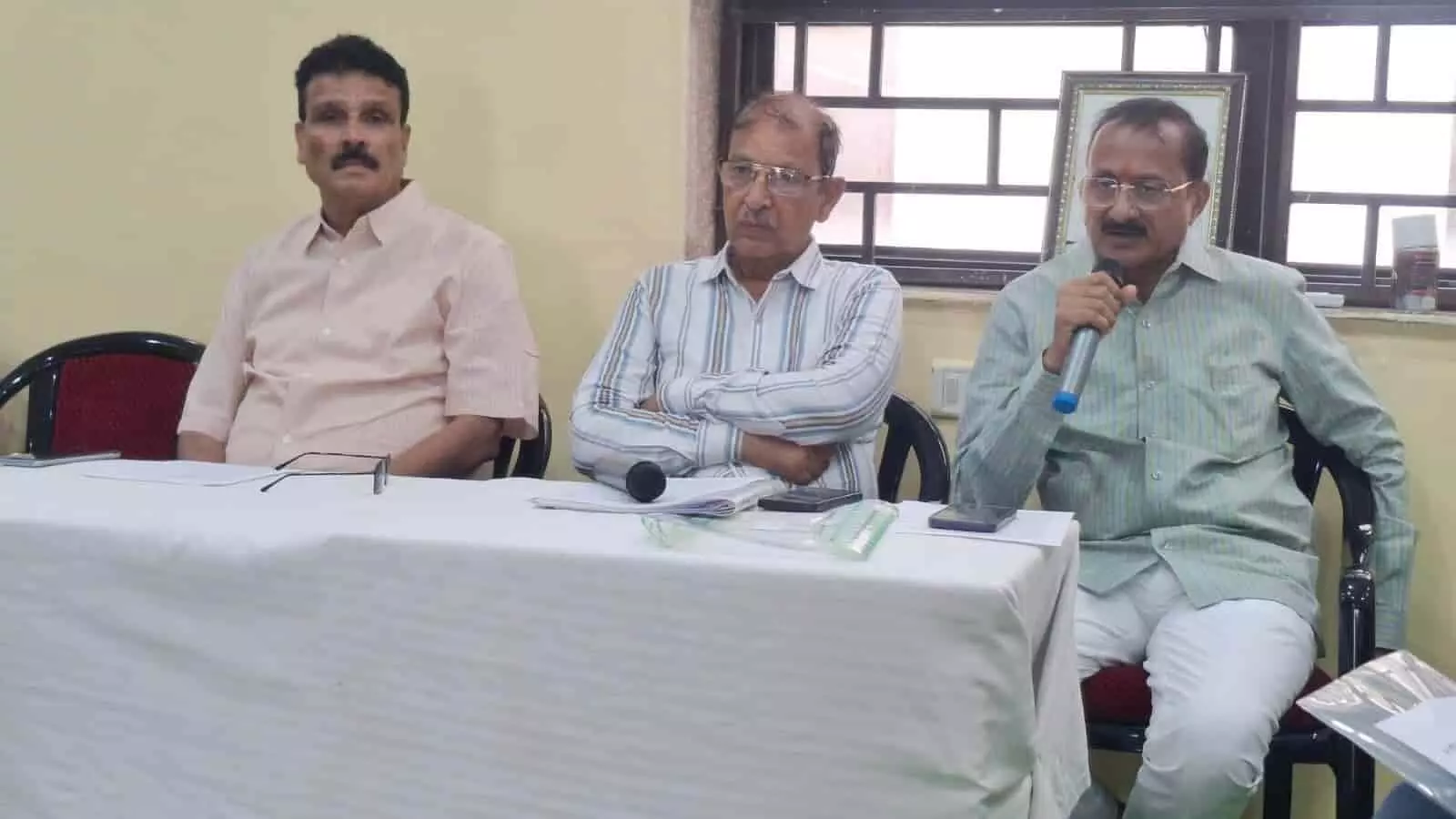 मंदिर समिति के पदाधिकारी कोटा में एक प्रेस वार्ता के दौरान जानकारी देते हुए। मंदिर समिति के पदाधिकारी कोटा में एक प्रेस वार्ता के दौरान जानकारी देते हुए।