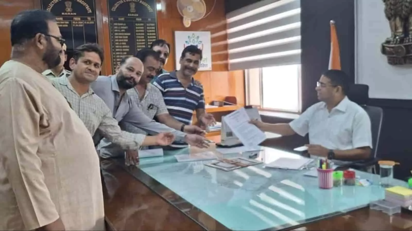 बारां जिला कलेक्टर को पार्क में वृक्ष कटाई के संबंध में ज्ञापन सौंपते प्रतिनिधि। बारां जिला कलेक्टर को पार्क में वृक्ष कटाई के संबंध में ज्ञापन सौंपते प्रतिनिधि।
