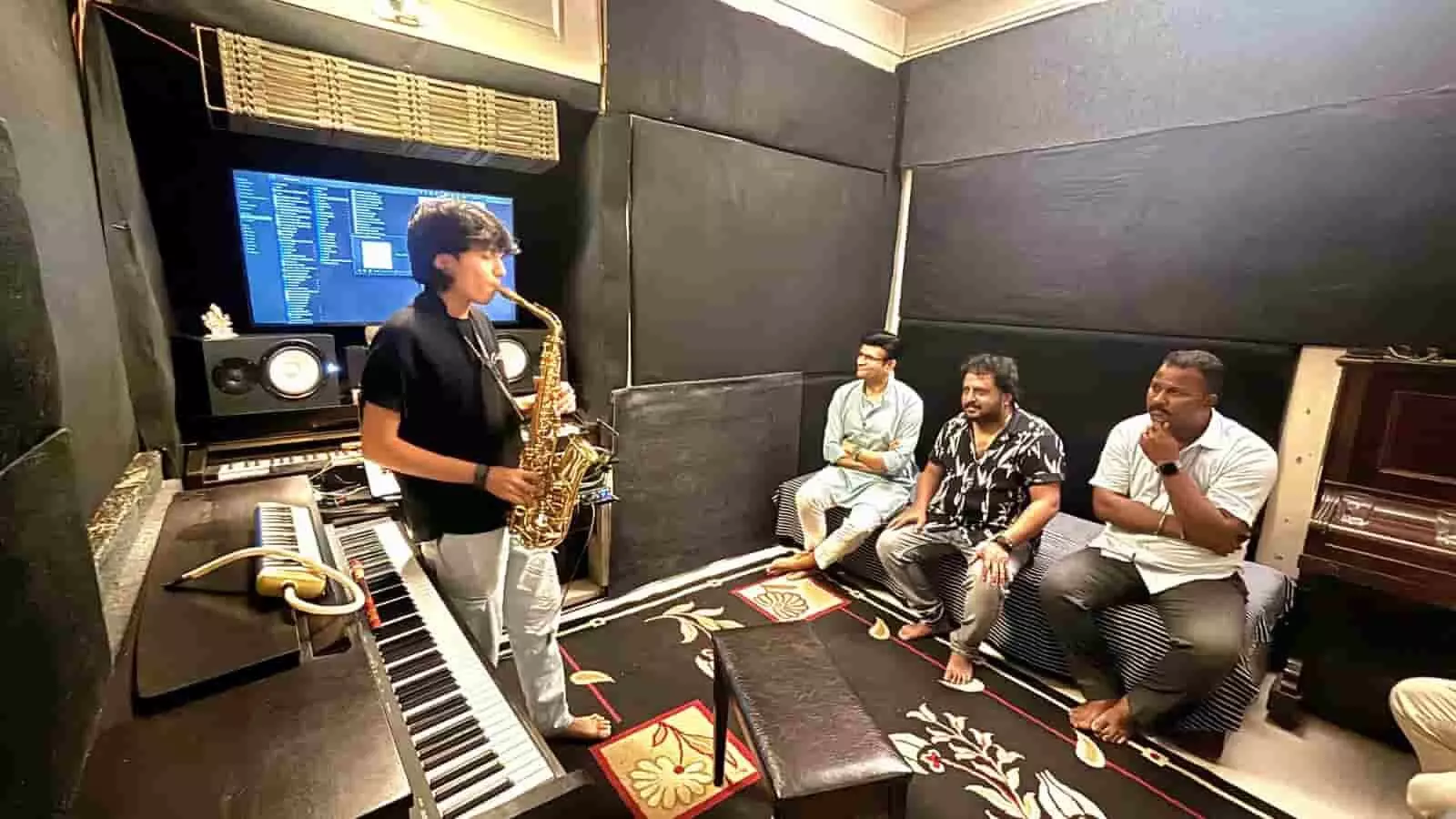 तस्वीर में युवा कलाकार अर्हन मिठारी एक संगीत कक्ष में सैक्सोफोन बजाते हुए दिख रहे हैं। तस्वीर में युवा कलाकार अर्हन मिठारी एक संगीत कक्ष में सैक्सोफोन बजाते हुए दिख रहे हैं।