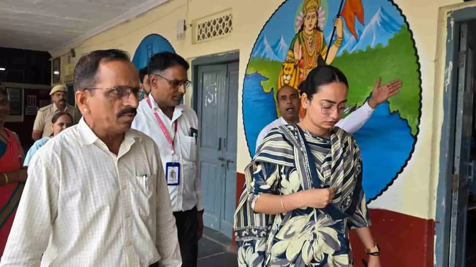 विद्यालय के निरीक्षण के दौरान उपखंड अधिकारी साक्षी पुरी और स्कूल के शिक्षक। विद्यालय के निरीक्षण के दौरान उपखंड अधिकारी साक्षी पुरी और स्कूल के शिक्षक।