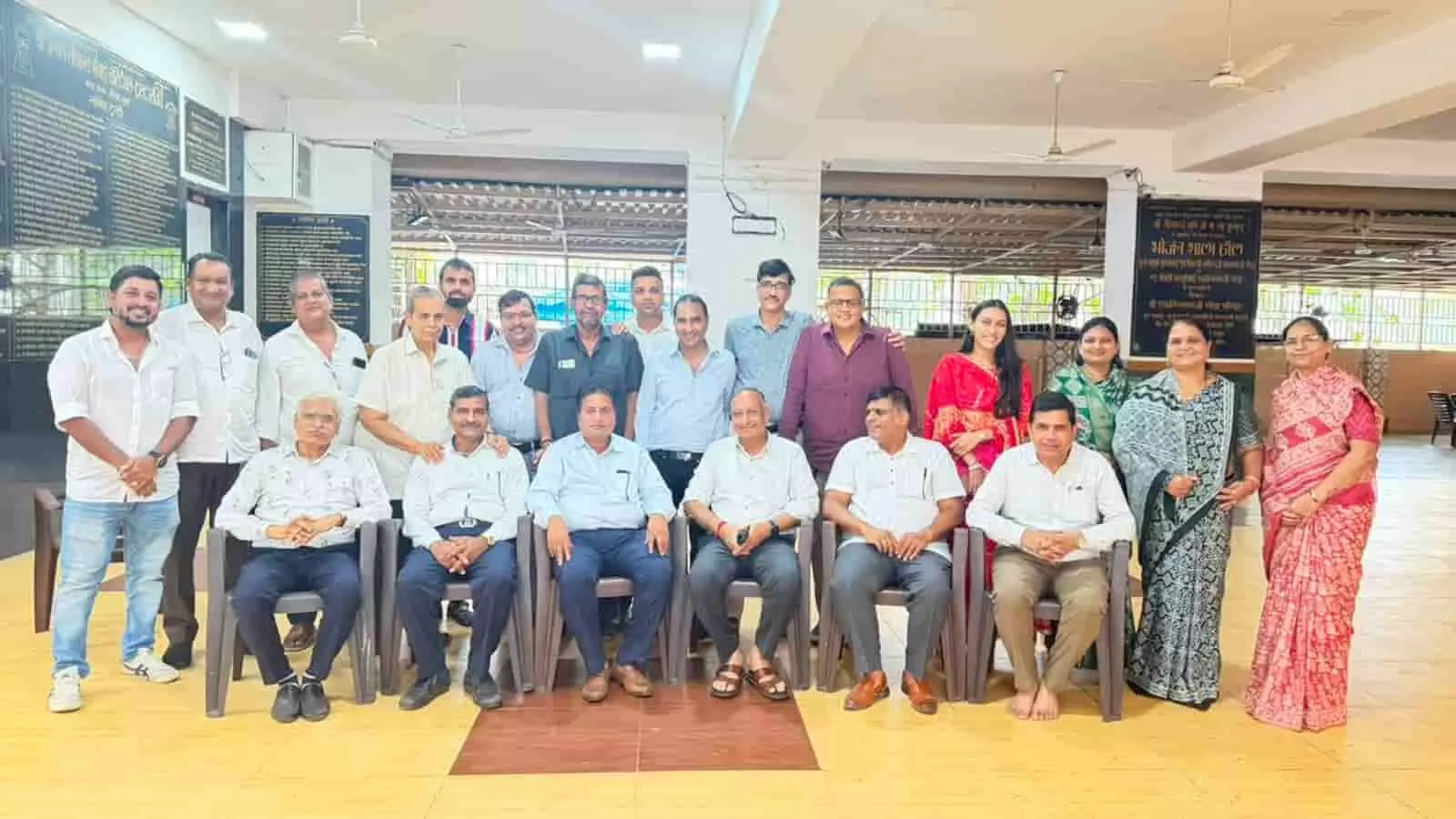 मेवाड़ भवन मुंबई में बैठक के बाद सामूहिक रूप से खड़े और कुर्सियों पर बैठे समाज के पदाधिकारी। मेवाड़ भवन मुंबई में बैठक के बाद सामूहिक रूप से खड़े और कुर्सियों पर बैठे समाज के पदाधिकारी।