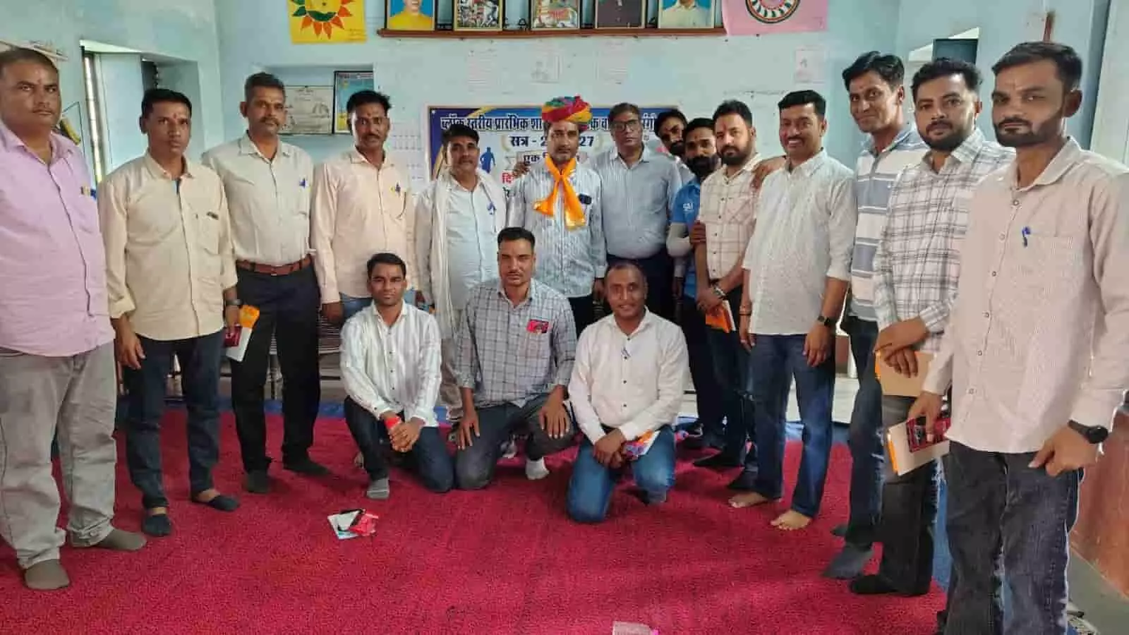 आमेट के विद्यालय में आयोजित संगोष्ठी में शारीरिक शिक्षक एवं अतिथि समूह में खड़े हैं। आमेट के विद्यालय में आयोजित संगोष्ठी में शारीरिक शिक्षक एवं अतिथि समूह में खड़े हैं।