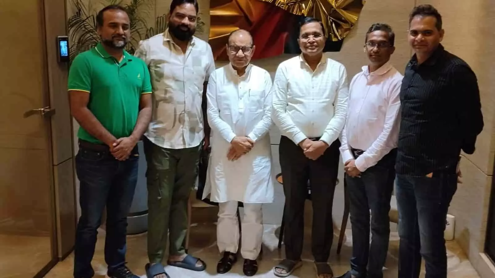 बैठक में चर्चा करते भारत जैन महामंडल के पदाधिकारी धर्मपुर गुजरात में योग साधना यात्रा के संदर्भ में। बैठक में चर्चा करते भारत जैन महामंडल के पदाधिकारी धर्मपुर गुजरात में योग साधना यात्रा के संदर्भ में।
