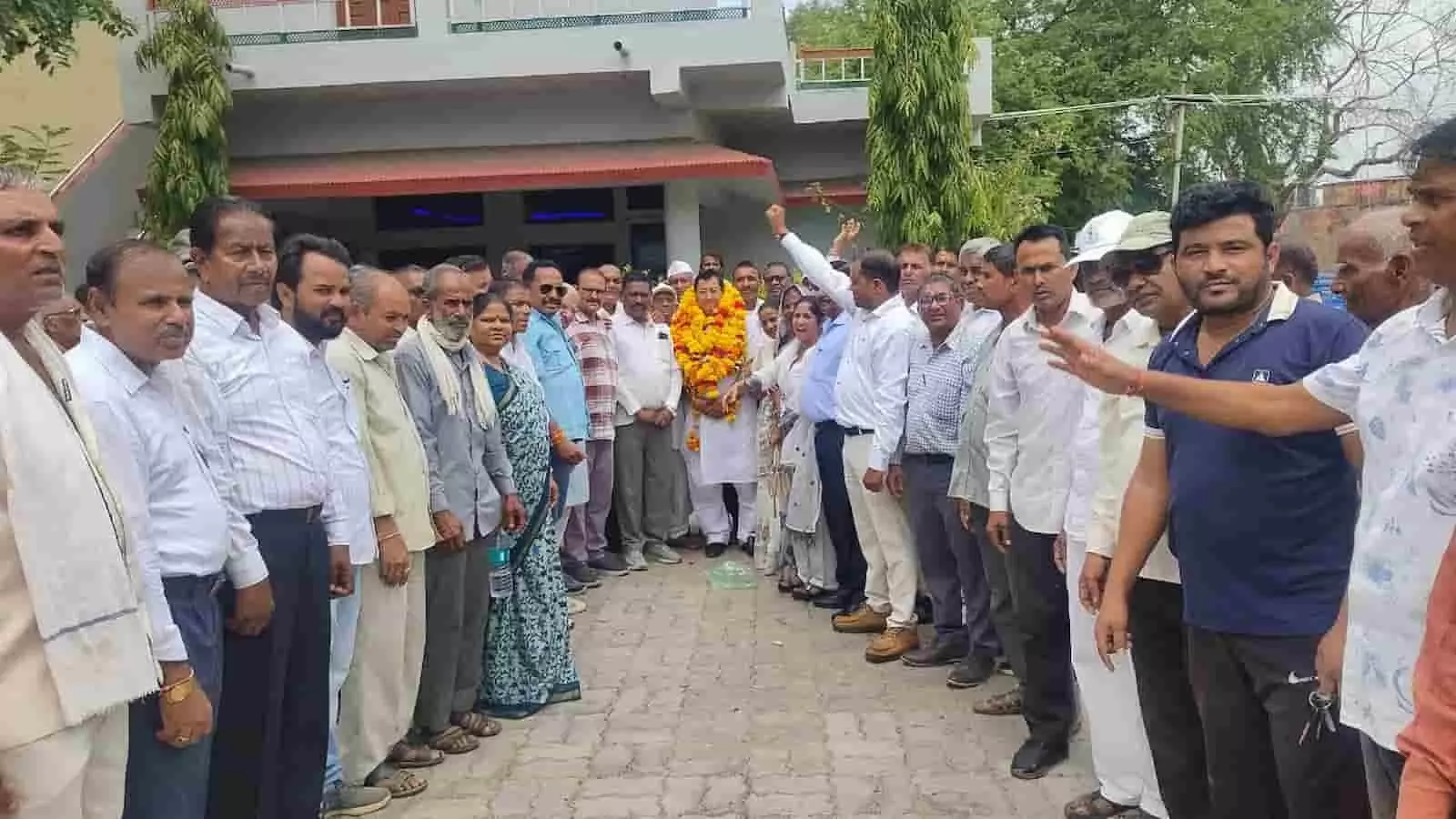 खेरवाड़ा में माला पहने खड़े विधायक डॉ. दयाराम परमार और उपस्थित कांग्रेस कार्यकर्ता। खेरवाड़ा में माला पहने खड़े विधायक डॉ. दयाराम परमार और उपस्थित कांग्रेस कार्यकर्ता।