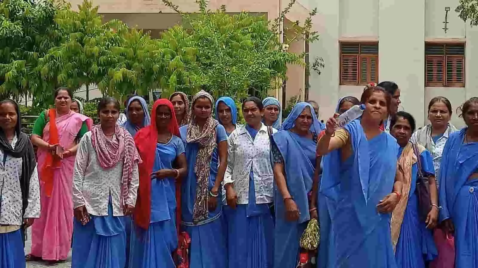 उपखंड अधिकारी कार्यालय के बाहर खड़ी आशा सहयोगिनियां ज्ञापन देने के लिए एकत्रित हैं। उपखंड अधिकारी कार्यालय के बाहर खड़ी आशा सहयोगिनियां ज्ञापन देने के लिए एकत्रित हैं।