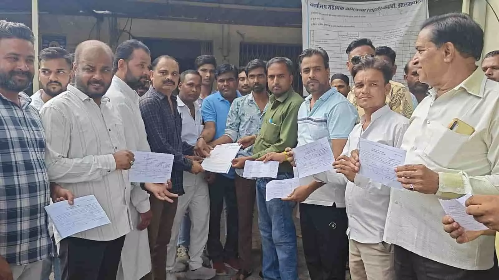 झालरापाटन में कांग्रेस पदाधिकारी जेवीवीएनएल कार्यालय के बाहर विरोध प्रदर्शन और ज्ञापन देते हुए।