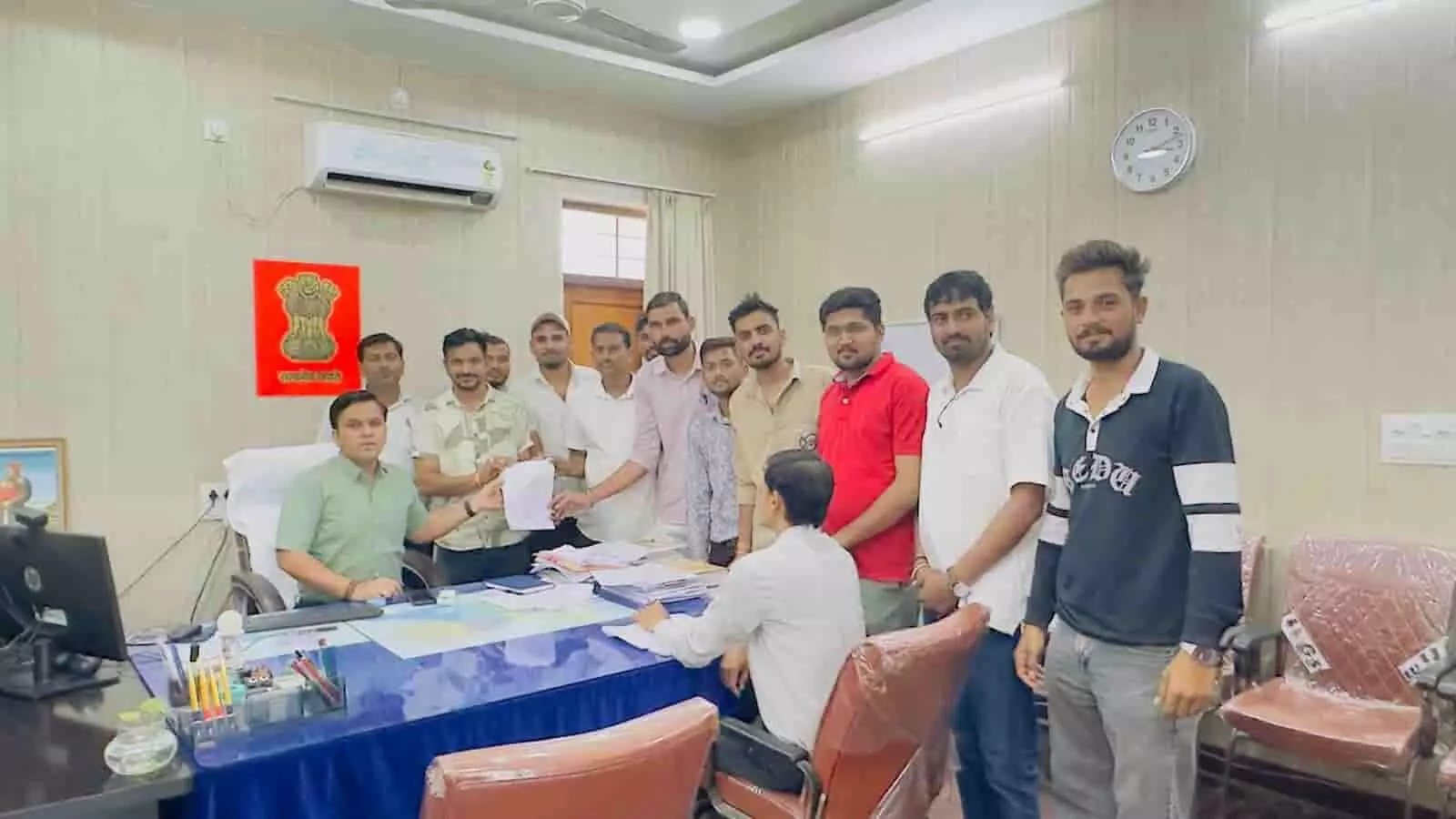 8 वर्षों से रुके तृतीय श्रेणी शिक्षक स्थानांतरण बहाल करने की मांग, सलूम्बर में मुख्यमंत्री के नाम सौंपा ज्ञापन
