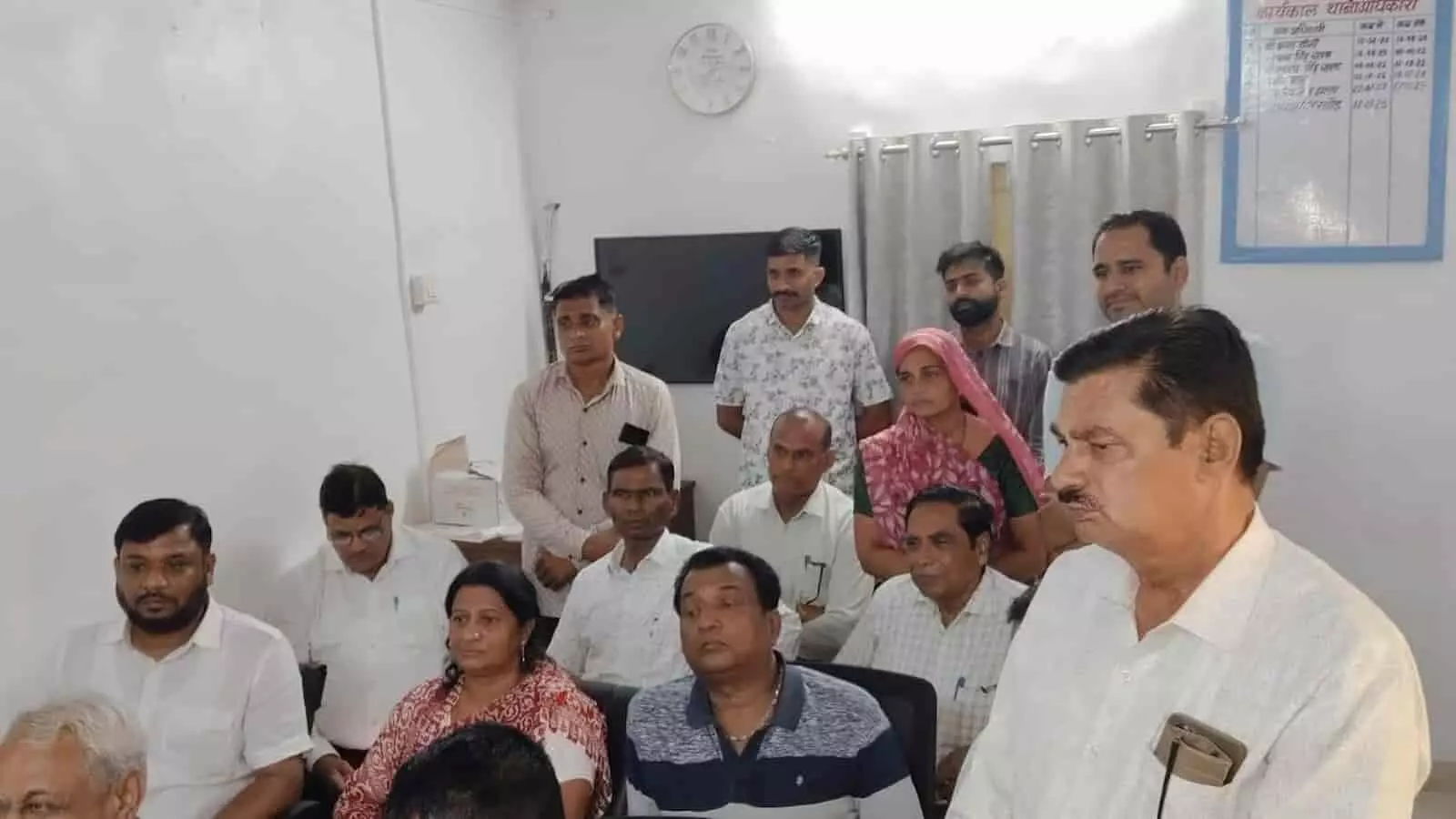 खेरवाड़ा थाने में थानाधिकारी से मुलाकात करता स्थानीय प्रतिनिधिमंडल और गणमान्य नागरिक। खेरवाड़ा थाने में थानाधिकारी से मुलाकात करता स्थानीय प्रतिनिधिमंडल और गणमान्य नागरिक।