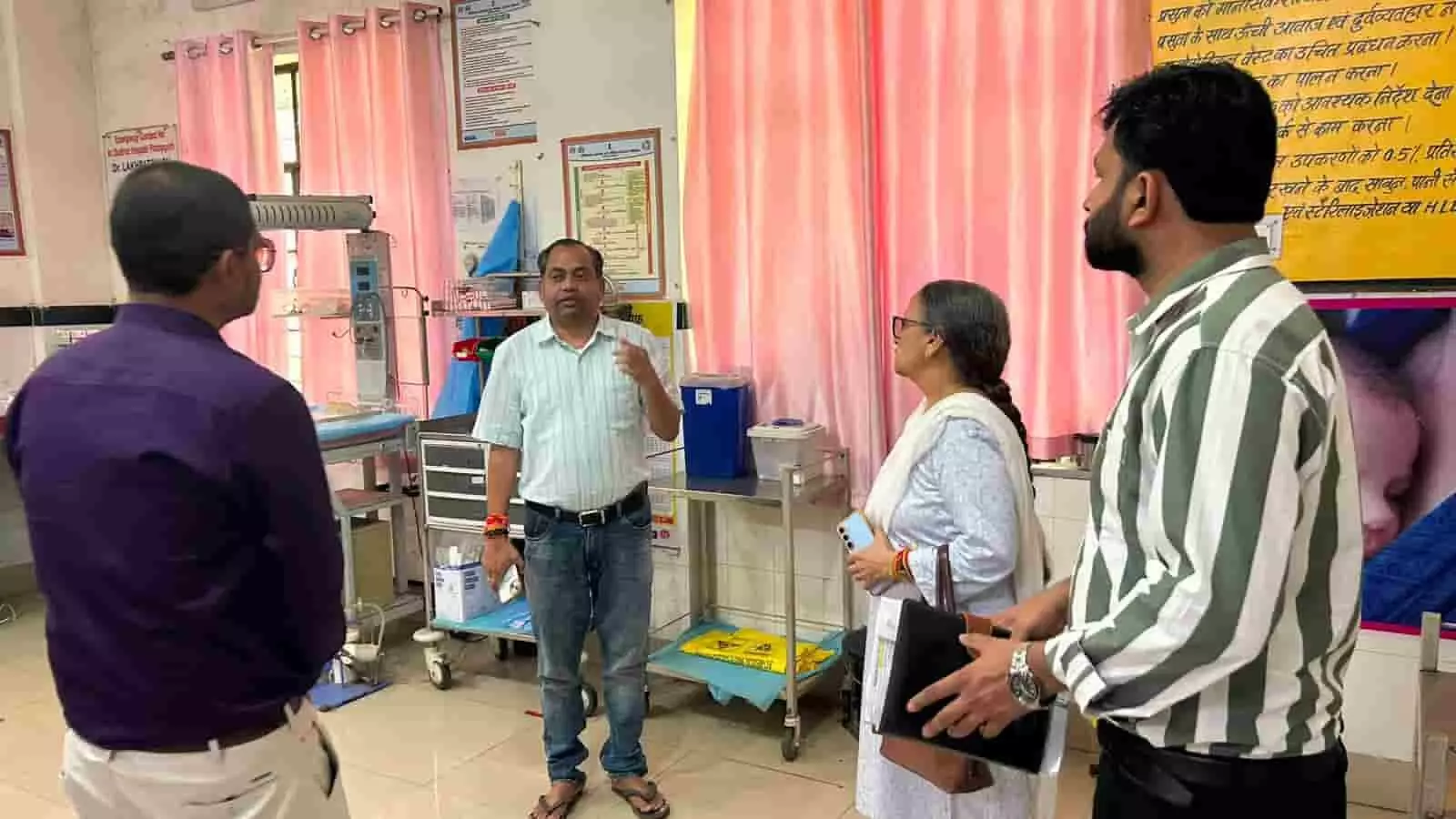 प्रतापगढ़ के पीपलखूंट सीएचसी में स्वास्थ्य सुविधाओं का निरीक्षण करतीं आरसीएच निदेशक डॉ. मधु रितेश्वर। प्रतापगढ़ के पीपलखूंट सीएचसी में स्वास्थ्य सुविधाओं का निरीक्षण करतीं आरसीएच निदेशक डॉ. मधु रितेश्वर।