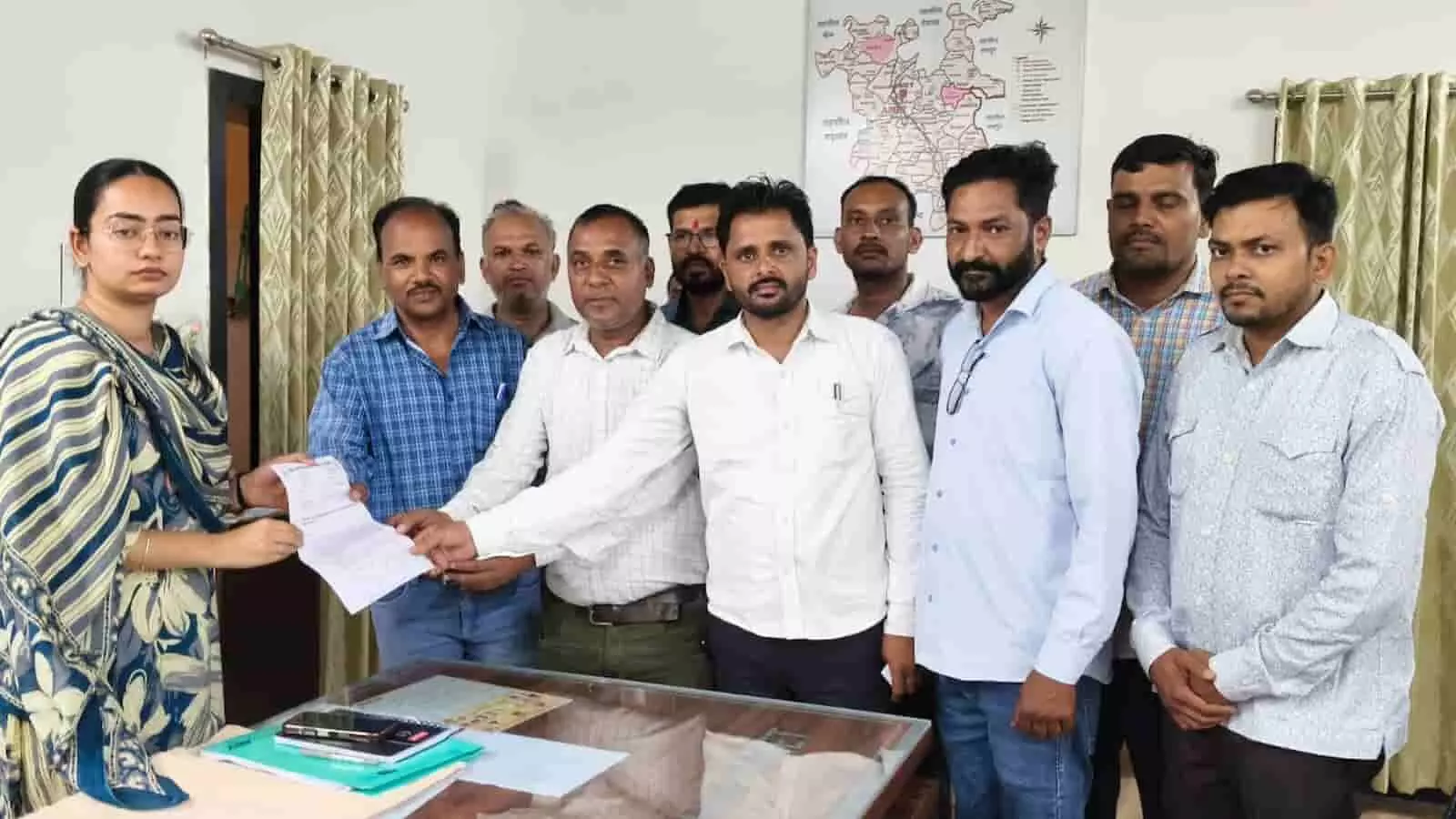 उपखंड अधिकारी को ज्ञापन सौंपते शिक्षक और समिति के सदस्य आमेट में दिख रहे हैं। उपखंड अधिकारी को ज्ञापन सौंपते शिक्षक और समिति के सदस्य आमेट में दिख रहे हैं।