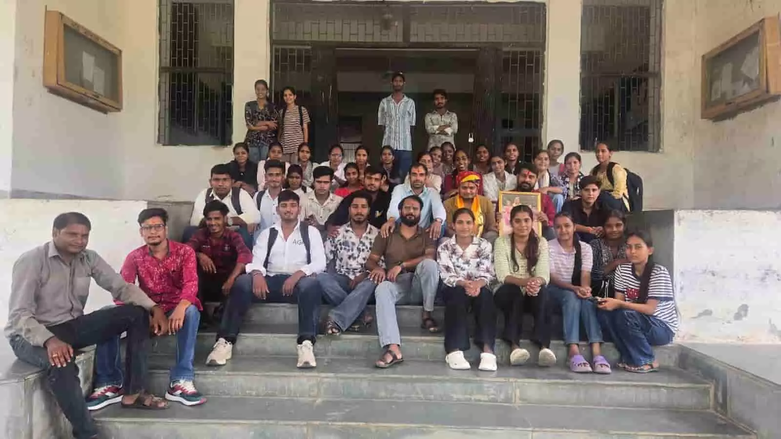 श्री हीरालाल देवपुरा राजकीय महाविद्यालय आमेट में आयोजित एनएसएस कार्यशाला में उपस्थित विद्यार्थी और शिक्षक। श्री हीरालाल देवपुरा राजकीय महाविद्यालय आमेट में आयोजित एनएसएस कार्यशाला में उपस्थित विद्यार्थी और शिक्षक।