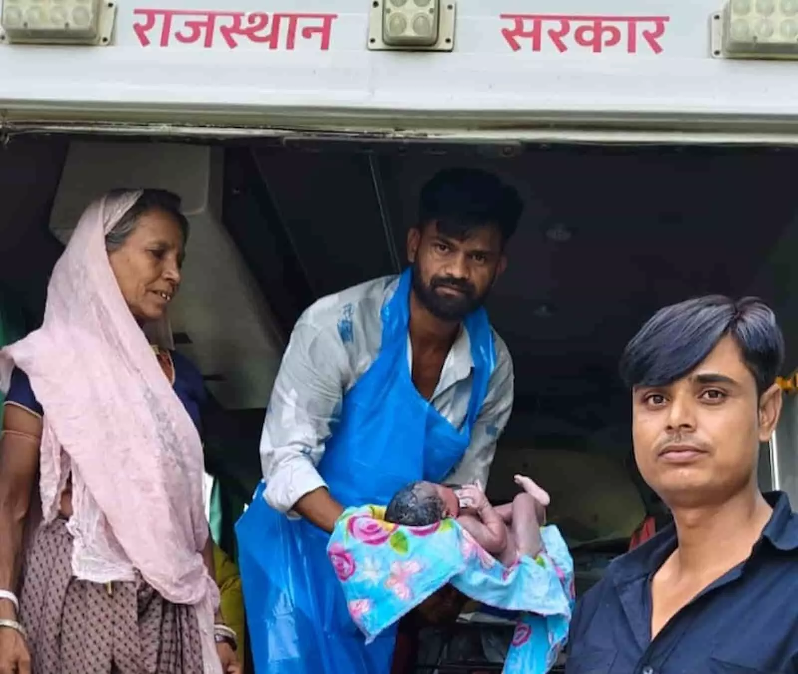 एम्बुलेंस के अंदर नवजात बच्ची को लिए कर्मचारी और पास में परिजन खड़े हैं। एम्बुलेंस के अंदर नवजात बच्ची को लिए कर्मचारी और पास में परिजन खड़े हैं।
