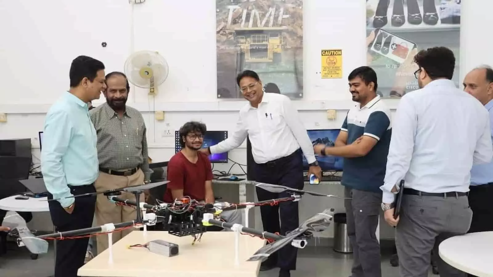 तस्वीर में अहमदाबाद डीआरएम वेद प्रकाश अधिकारियों के साथ iCreate प्रयोगशाला में ड्रोन मॉडल का निरीक्षण करते हुए। तस्वीर में अहमदाबाद डीआरएम वेद प्रकाश अधिकारियों के साथ iCreate प्रयोगशाला में ड्रोन मॉडल का निरीक्षण करते हुए।