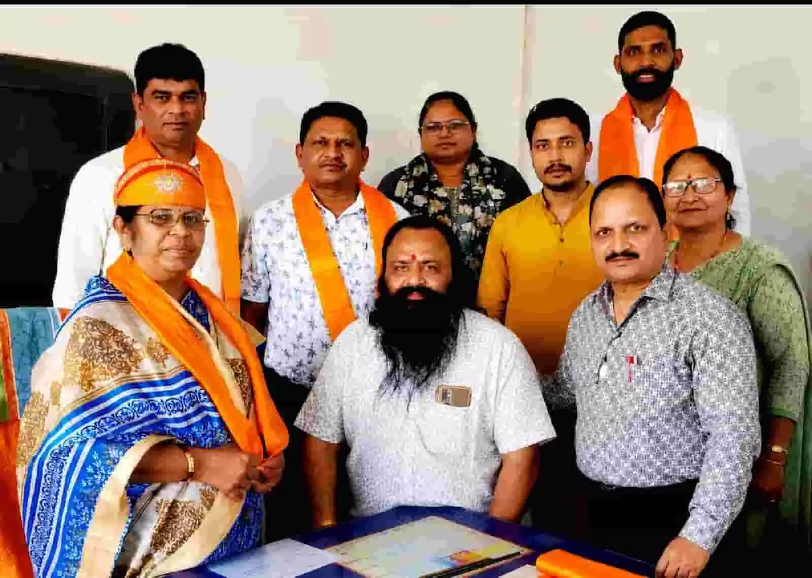 कार्यालय के भीतर नवनियुक्त अधिकारियों के स्वागत समारोह में खड़े और बैठे हुए पदाधिकारियों की समूह तस्वीर। कार्यालय के भीतर नवनियुक्त अधिकारियों के स्वागत समारोह में खड़े और बैठे हुए पदाधिकारियों की समूह तस्वीर।
